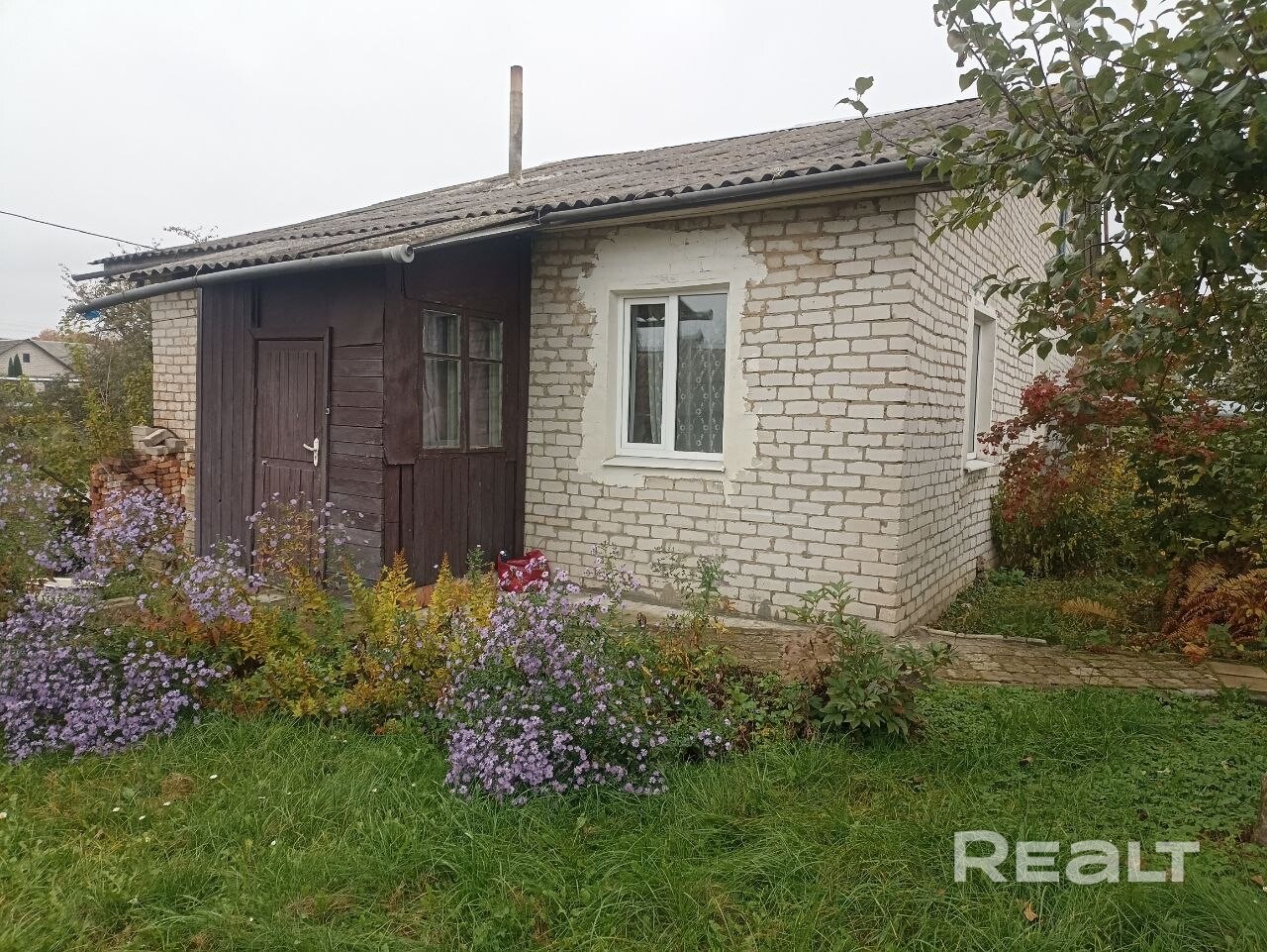 Продаётся дом г.п. Руденск 30км от МКАД Минская обл. Просторный, светлый и теплый дом с хоз-постройкам, гаражом и баней. Общая площадь дома 75.5м2, жилая – 50.6м2. Высота потолков – 3 м. В дом введены и подключены все коммуникации: центральный водопровод, центральное отопление, местная канализация, электричество. Земля в ПНВ. Дом деревянный, обложенный кирпичом. Окна ПВХ . – pohled 3