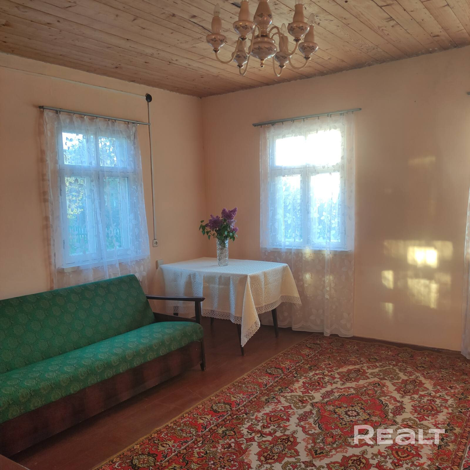 Продаю 2/3 доли в благоустроенном частном доме (доли в натуре не выделены) в живописном агрогородке Чуриловичи. Всего 9,4 км от МКАД по Слуцкому шоссе – 15 минут до города и полное спокойствие загородной жизни. Участок 25 соток, дом 62,6 м², 2019 г. постройки, обложен кирпичом. Есть водопровод, канализация, к дому подведена труба с газом + готов проект. Рядом парк, школа, магазины. В доме живет собственник 1/3 (уведомлен), порядок пользования обсуждаем. Чистая продажа. Показ по договоренности. - Mehr