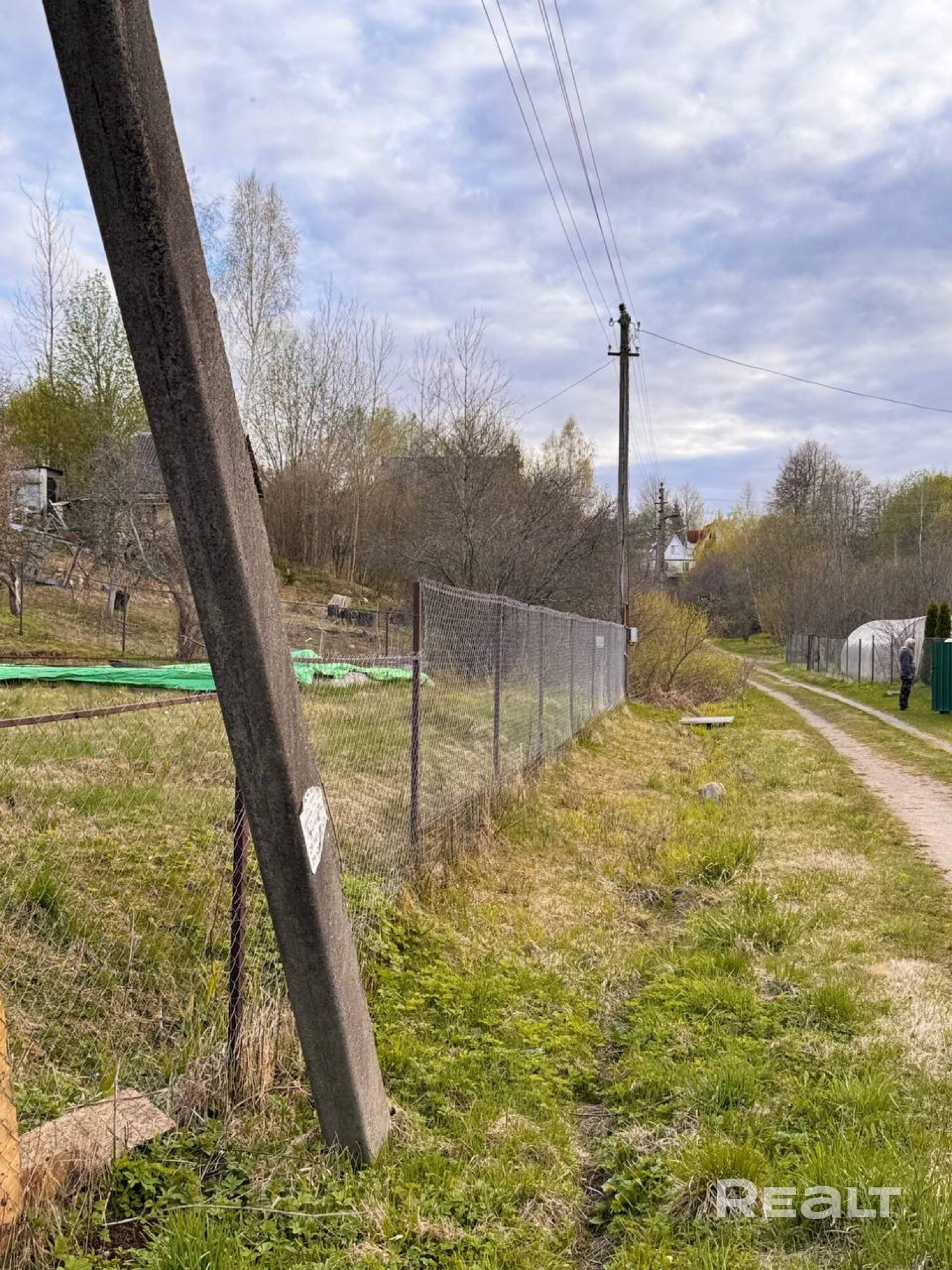 Хорошее расположение,300 м от остановки общественного транспорта ,рядом аг Янушковичи.Участок угловой. Залита плита 7/9 три года назад.Беседка 3/3,свет ,вода сезонная,прекрасные ели в доль забора на участке,сделан ландшафтный дизайн.Стоянка под авто с воротами.Очень тихое и прекрасное место. В ста метрах от участка Криница.Имеется новый биотуалет .Все подробности по телефону! – pohled 3