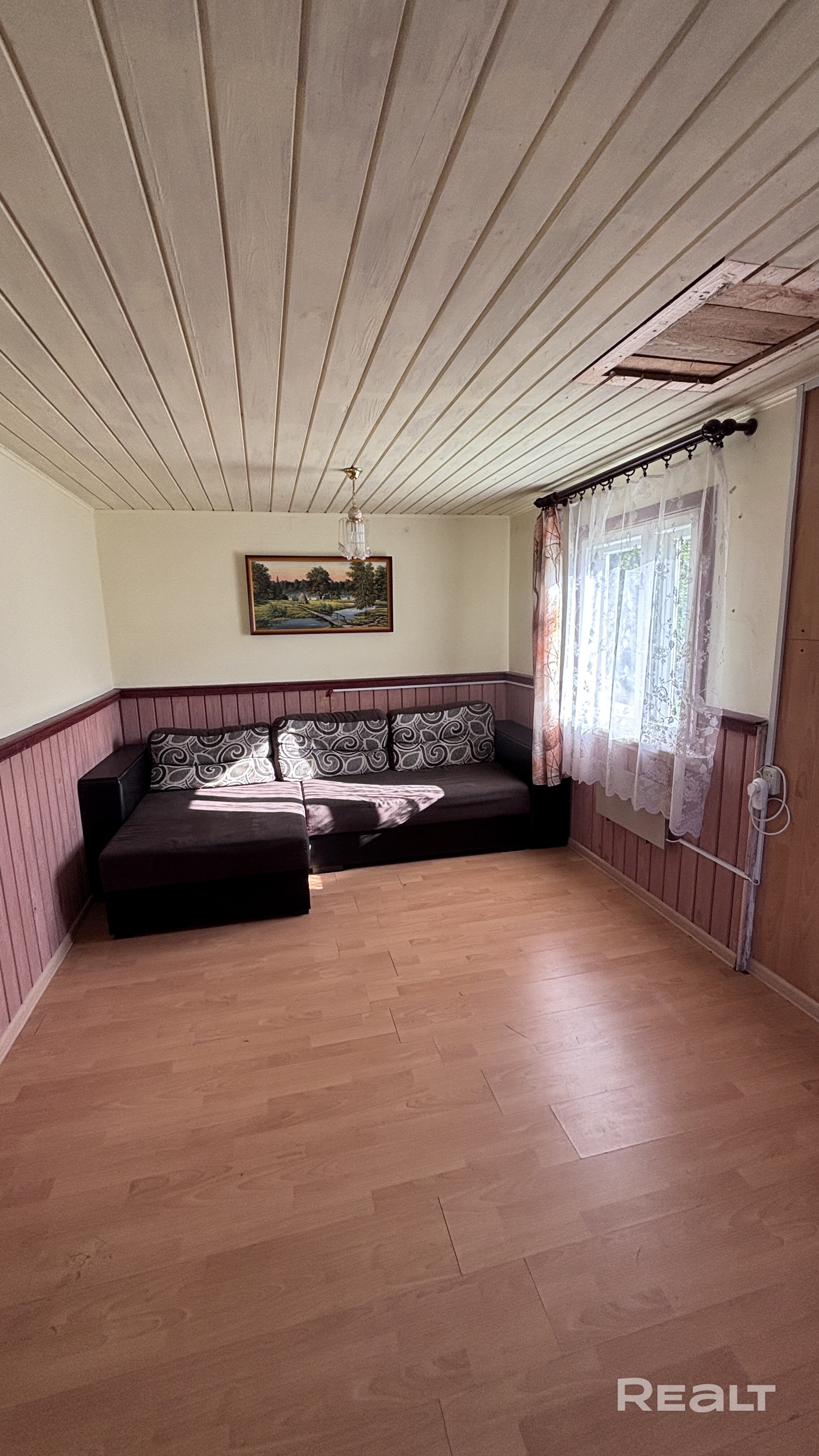 Продается дача в с/т Зенит - Кордон (Вилейский район). Живописное место, рядом лес и река. На участке ( 4 сотки) расположены хозпостройка, навес с дровами, туалет. Есть плодовые деревья. В доме 1 комната и веранда - кухня. Сделано электрическое отопление. - Widok 4