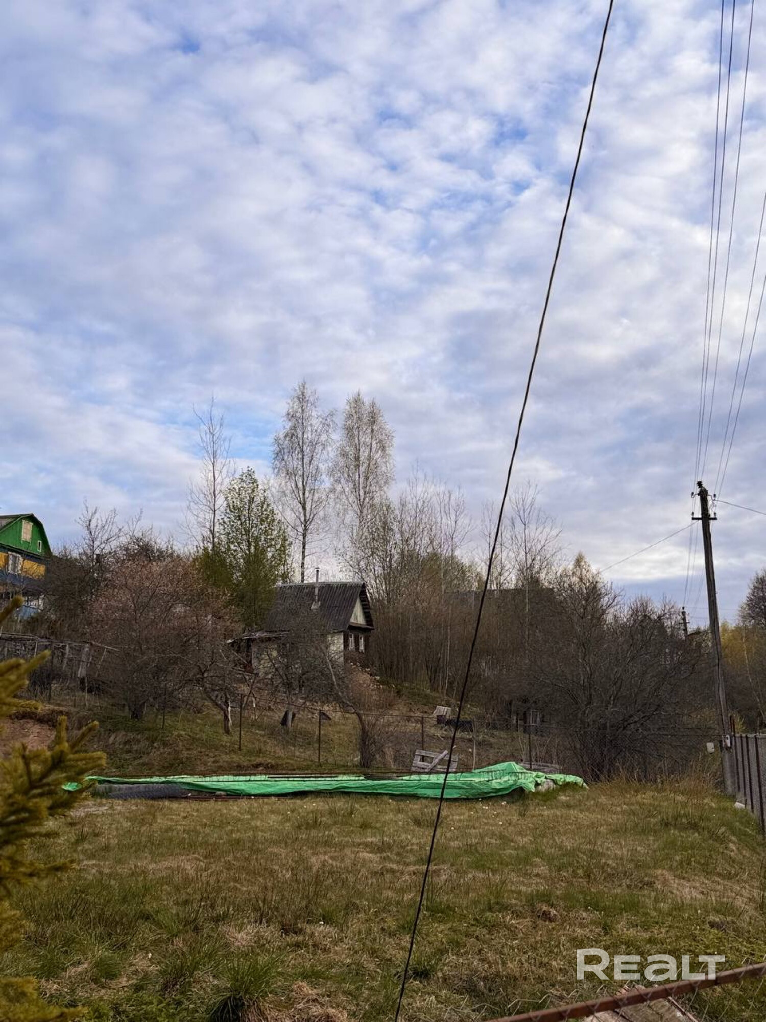 Хорошее расположение,300 м от остановки общественного транспорта ,рядом аг Янушковичи.Участок угловой. Залита плита 7/9 три года назад.Беседка 3/3,свет ,вода сезонная,прекрасные ели в доль забора на участке,сделан ландшафтный дизайн.Стоянка под авто с воротами.Очень тихое и прекрасное место. В ста метрах от участка Криница.Имеется новый биотуалет .Все подробности по телефону! – pohled 6