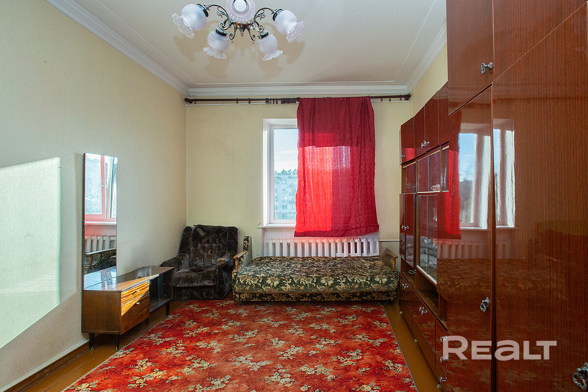 Продается просторная, светлая сталинка, расположенная в Минске, по адресу: улица Карвата, 34. - Więcej