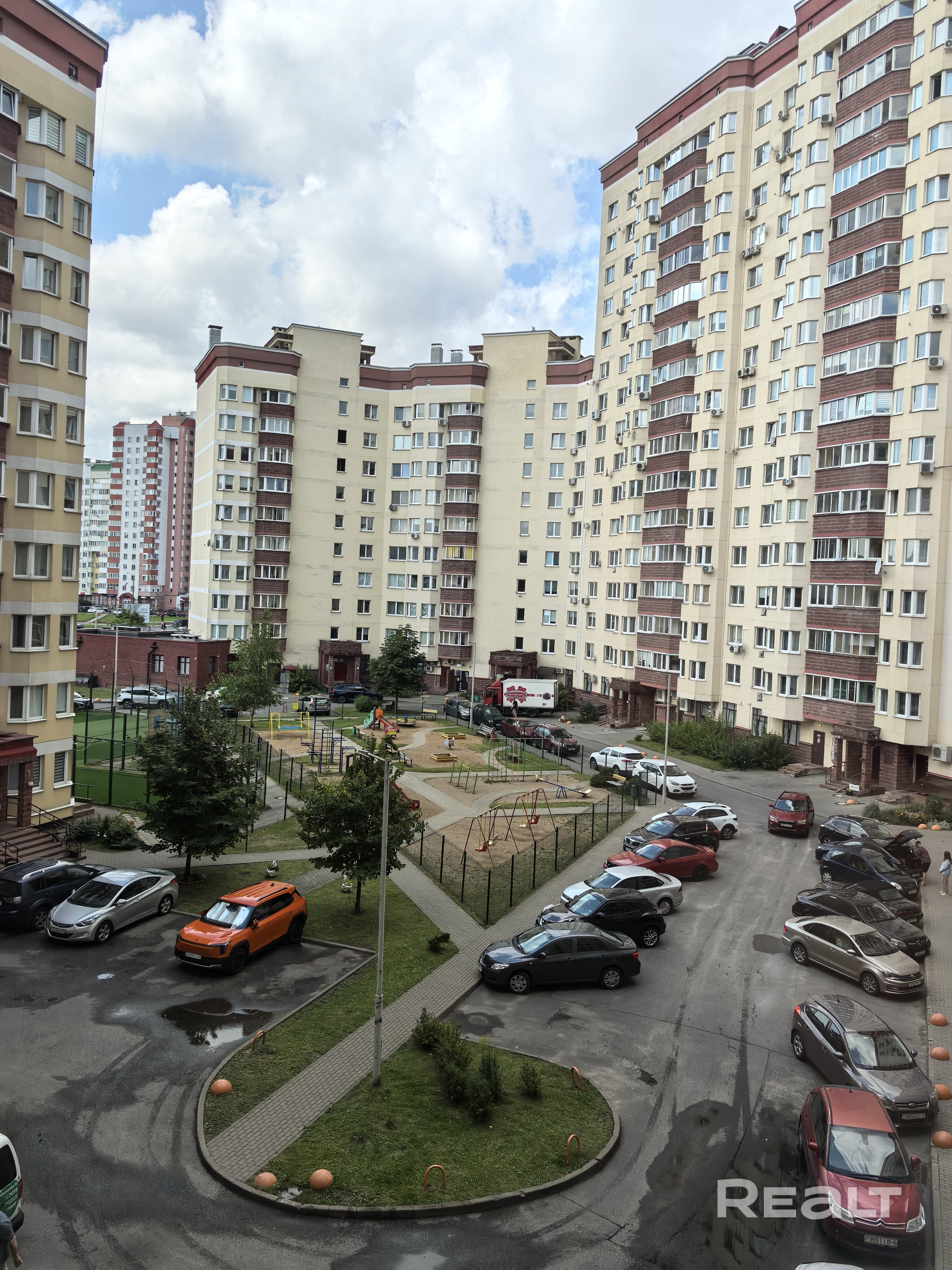 2-комнатная квартира возле метро на длительный срок. Сдается первый раз. Есть вся необходимая мебель и техника для проживания. Окна на 2 стороны. На кухне сделан новый ремонт с новой техникой, посудомойка. 2 телевизора, интернет, wifi. Бойлер. Джакузи. Гардеробная. Закрытая детская площадка. Развитое транспортное сообщение и инфраструктура. ГринСити. Два шага до Алми, до метро. Аккуратным жильцам без домашних животных, гражданам РБ. Арендная плата + залог за месяц + коммунальные. - Meer