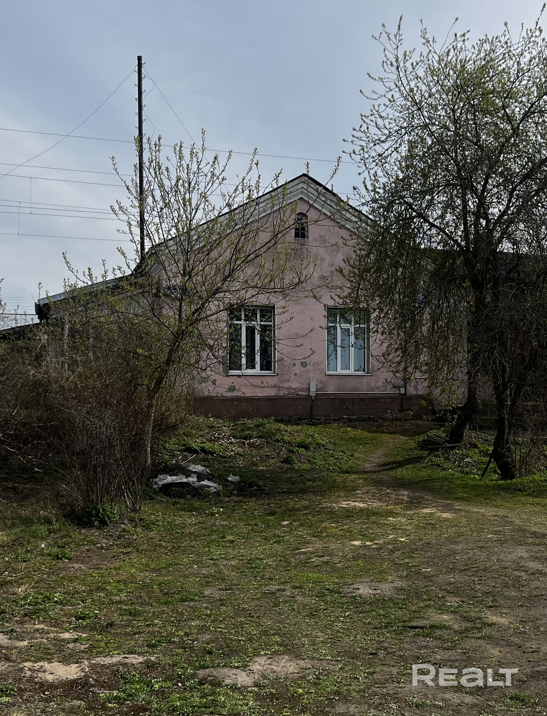 Вдали от городской суеты, и в то же время в шаговой доступности от магазина, учреждений образования, городского пляжа продается дом. Заезжай и живи. - Mehr