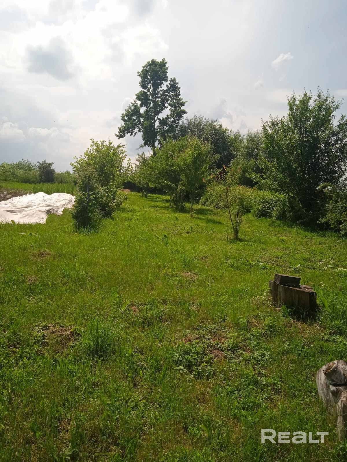 Возможен торг, можете приезжать для осмотра. Участок ухоженный, с молодым плодоносящим садом: много малины, вишни, груш. Отлично подойдёт как для личного использования, так и для заготовок. Дом в хорошем состоянии: выполнен ремонт, заменена электропроводка. Можно заезжать и жить без дополнительных вложений. На участке есть всё необходимое: теплица, колодец, сарай для хранения, беседка для отдыха, гараж Вся мебель и хозяйственные принадлежности остаются новым владельцам. – pohled 4