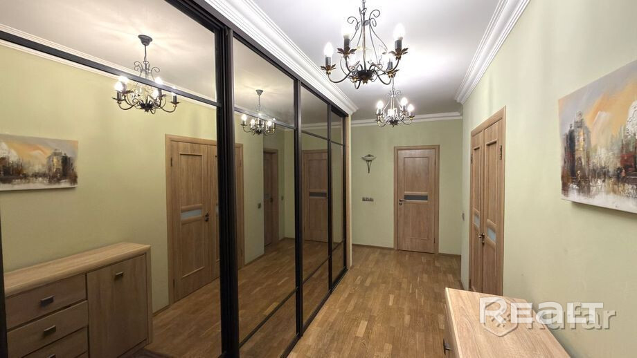СРОЧНАЯ ПРОДАЖА! Просторная 2-к квартира (74.1 м²) по ул. Авакяна, 19. Отличный ремонт: дубовый паркет, бойлер, встроенная мебель. Можно заехать и жить сразу!Преимущества:Метро «Ковальская Слобода» — 5 минут пешком.Закрытая территория со шлагбаумом.Подземный паркинг (есть машино-место), финские лифты.Развитая инфраструктура: школы, сады, магазины.Идеальный вариант для комфортной жизни или выгодной аренды. Быстрый выход на сделку. Звоните прямо сейчас! - Vista 5