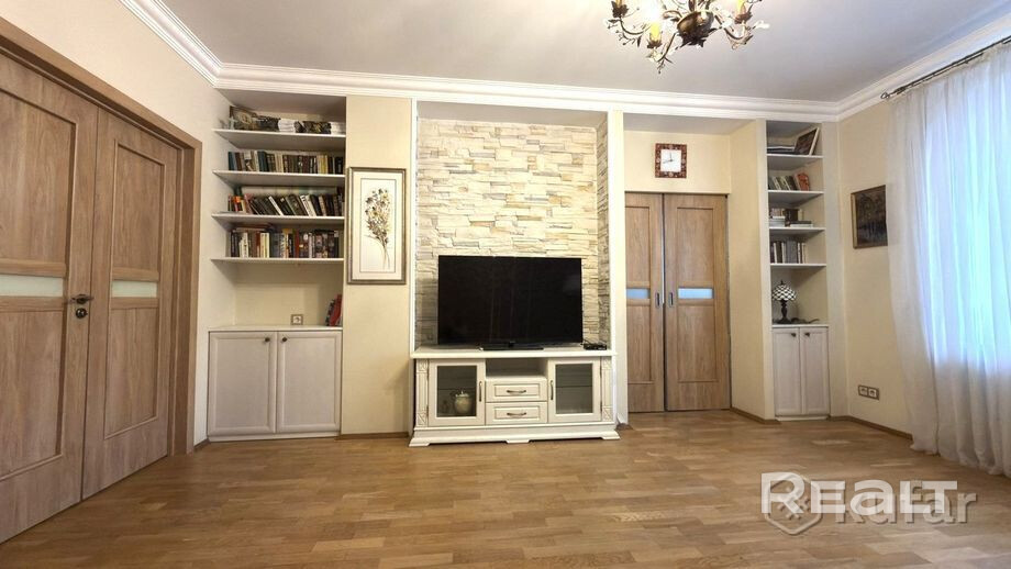 СРОЧНАЯ ПРОДАЖА! Просторная 2-к квартира (74.1 м²) по ул. Авакяна, 19. Отличный ремонт: дубовый паркет, бойлер, встроенная мебель. Можно заехать и жить сразу!Преимущества:Метро «Ковальская Слобода» — 5 минут пешком.Закрытая территория со шлагбаумом.Подземный паркинг (есть машино-место), финские лифты.Развитая инфраструктура: школы, сады, магазины.Идеальный вариант для комфортной жизни или выгодной аренды. Быстрый выход на сделку. Звоните прямо сейчас! - Vista 4