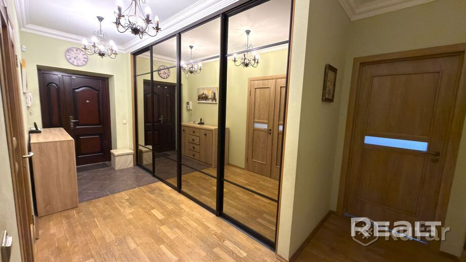 СРОЧНАЯ ПРОДАЖА! Просторная 2-к квартира (74.1 м²) по ул. Авакяна, 19. Отличный ремонт: дубовый паркет, бойлер, встроенная мебель. Можно заехать и жить сразу!Преимущества:Метро «Ковальская Слобода» — 5 минут пешком.Закрытая территория со шлагбаумом.Подземный паркинг (есть машино-место), финские лифты.Развитая инфраструктура: школы, сады, магазины.Идеальный вариант для комфортной жизни или выгодной аренды. Быстрый выход на сделку. Звоните прямо сейчас! - Vista 6