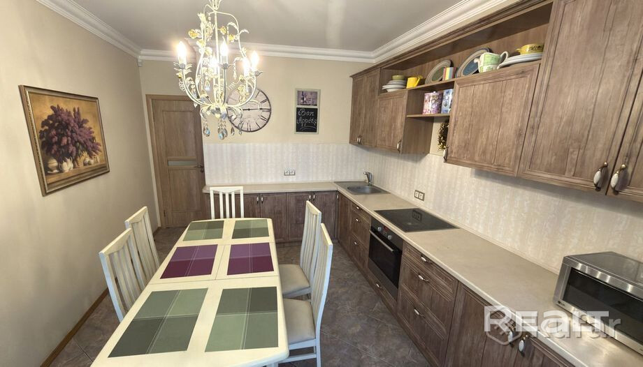 СРОЧНАЯ ПРОДАЖА! Просторная 2-к квартира (74.1 м²) по ул. Авакяна, 19. Отличный ремонт: дубовый паркет, бойлер, встроенная мебель. Можно заехать и жить сразу!Преимущества:Метро «Ковальская Слобода» — 5 минут пешком.Закрытая территория со шлагбаумом.Подземный паркинг (есть машино-место), финские лифты.Развитая инфраструктура: школы, сады, магазины.Идеальный вариант для комфортной жизни или выгодной аренды. Быстрый выход на сделку. Звоните прямо сейчас! - Vista 3