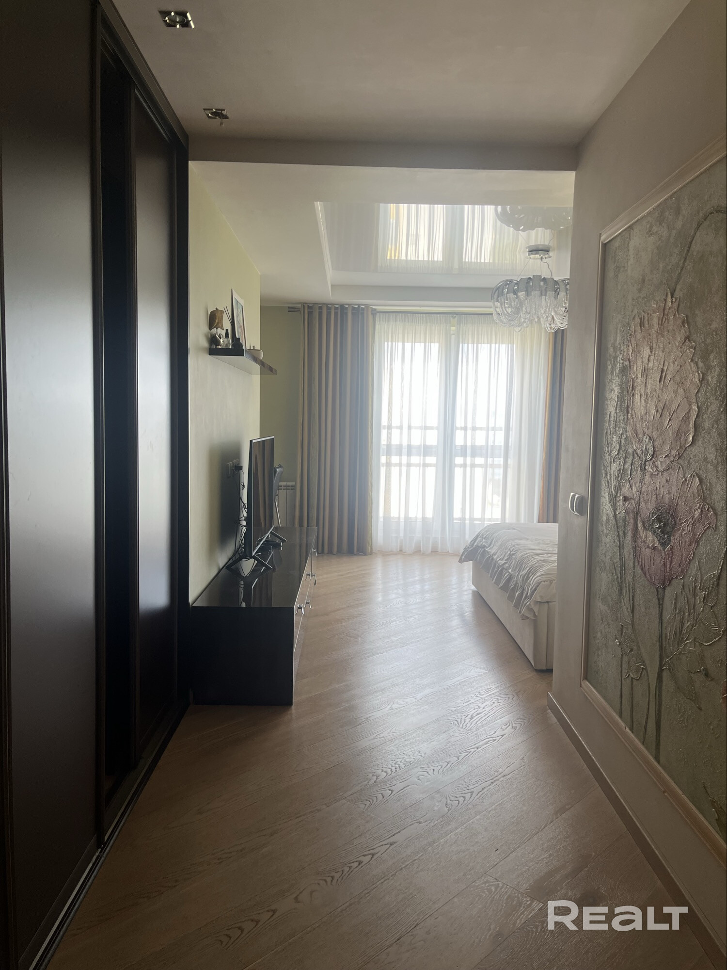 Сдаётся просторная 1-комнатная квартира (54 м²) в Минске по ул.Притыцкого, 91. Заселение с 06.08.2026г. Квартира полностью оборудована для комфортного проживания. Предоставляется постельное бельё и полотенца, бесплатный Wi-Fi. До центра 10 минут на метро без пересадок. Рядом выезд на МКАД, во дворе всегда есть место для парковки. Развитая инфраструктура, все локации в шаговой доступности: рынок «Заходні», банки, аптеки, ТРЦ «Грин»,кафе,рестораны. - Ansicht 3