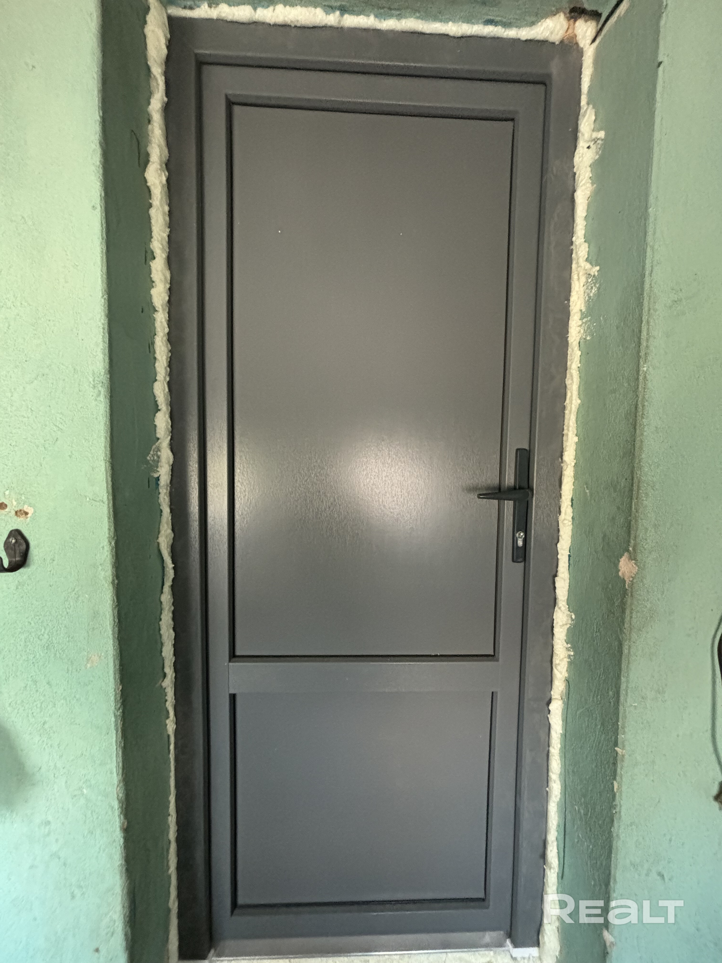 Дача находится в 30 км от МКАД. Садовое товарищество Свислочь-Сад. Участок 15 соток, обработанный и ухоженный с плодовыми деревьями и кустарниками. Забор по всему периметру. Имеется сезонная вода ,проведенная в дом. Рядом находится река Свислочь. Доброжелательные соседи. Участок не крайний. Дом в три уровня:первый-гараж,второй-три комнаты с печкой плюс пристройка с кухней, третий-две комнаты под ремонт. Входные двери металлические новые, стеклопакеты во всем доме. Газ- баллон. - Mehr