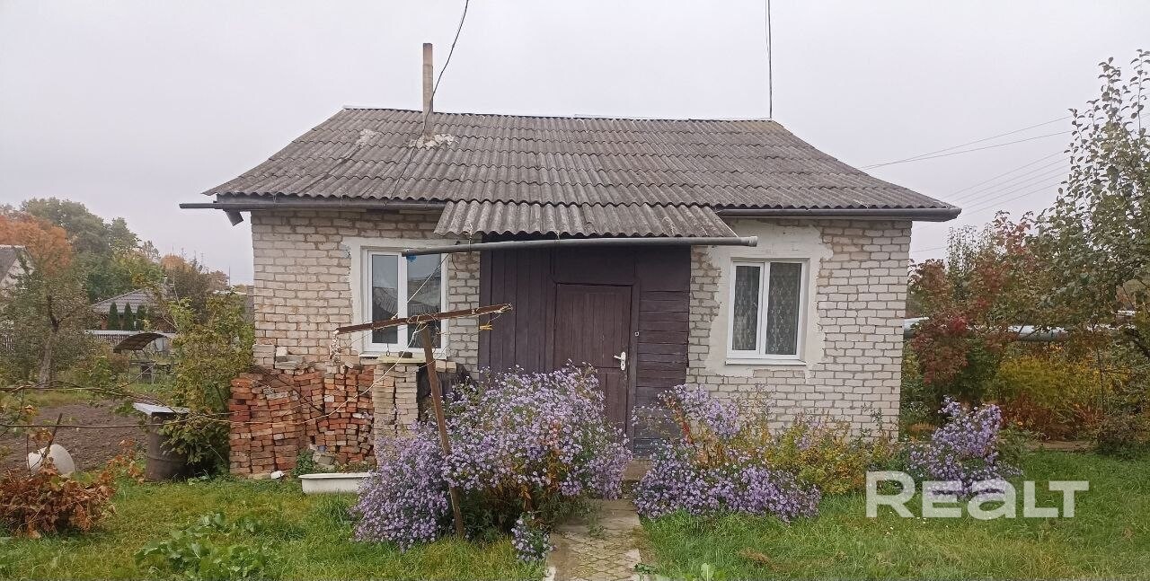 Продаётся дом г.п. Руденск 30км от МКАД Минская обл. Просторный, светлый и теплый дом с хоз-постройкам, гаражом и баней. Общая площадь дома 75.5м2, жилая – 50.6м2. Высота потолков – 3 м. В дом введены и подключены все коммуникации: центральный водопровод, центральное отопление, местная канализация, электричество. Земля в ПНВ. Дом деревянный, обложенный кирпичом. Окна ПВХ . – pohled 4