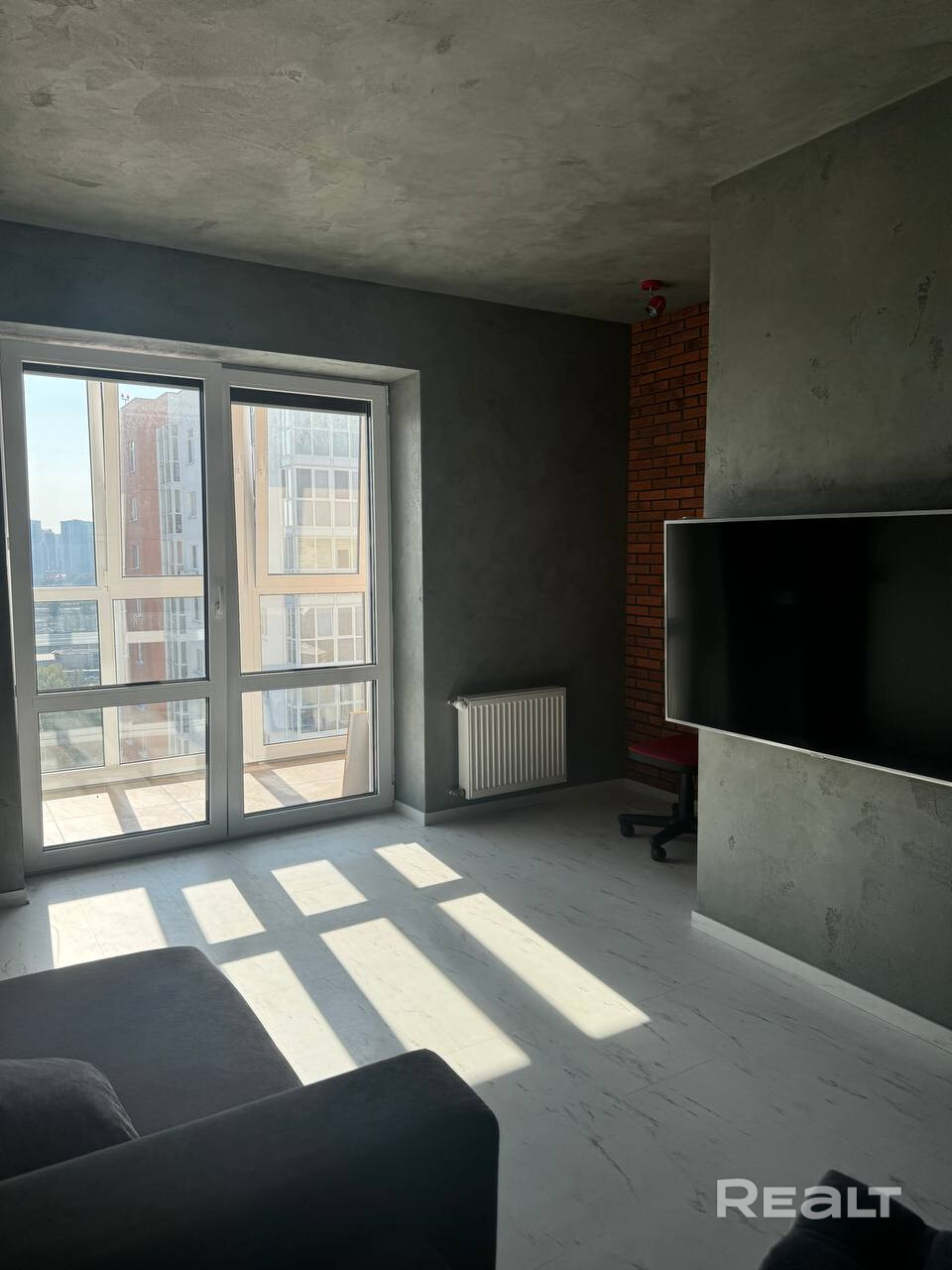 Сдам просторную 2-комнатную квартиру (50 м²) на длительный срок по договору аренды. Адрес: ул. Щорса, 4Б - 5 минут до метро Грушевка. Этаж 16 (из 18). В шаговой доступности магазины, школы, детские сады, Грушевский сквер. В квартире прописан один человек. - Ansicht 6
