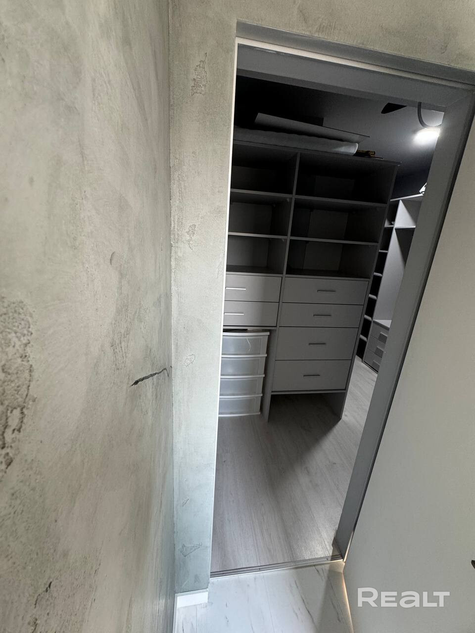 Сдам просторную 2-комнатную квартиру (50 м²) на длительный срок по договору аренды. Адрес: ул. Щорса, 4Б - 5 минут до метро Грушевка. Этаж 16 (из 18). В шаговой доступности магазины, школы, детские сады, Грушевский сквер. В квартире прописан один человек. - Mehr