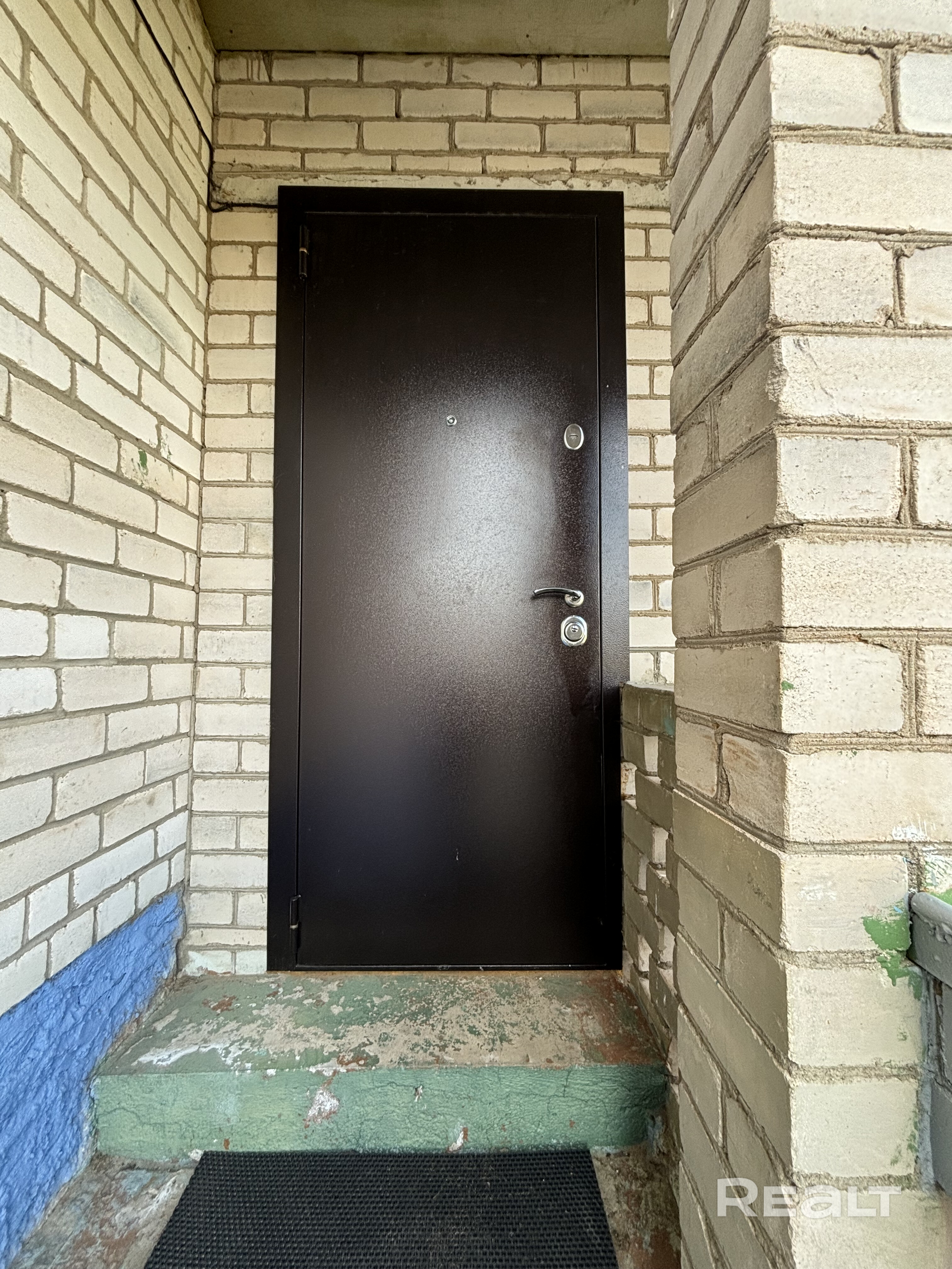 Дача находится в 30 км от МКАД. Садовое товарищество Свислочь-Сад. Участок 15 соток, обработанный и ухоженный с плодовыми деревьями и кустарниками. Забор по всему периметру. Имеется сезонная вода ,проведенная в дом. Рядом находится река Свислочь. Доброжелательные соседи. Участок не крайний. Дом в три уровня:первый-гараж,второй-три комнаты с печкой плюс пристройка с кухней, третий-две комнаты под ремонт. Входные двери металлические новые, стеклопакеты во всем доме. Газ- баллон. - Ansicht 6
