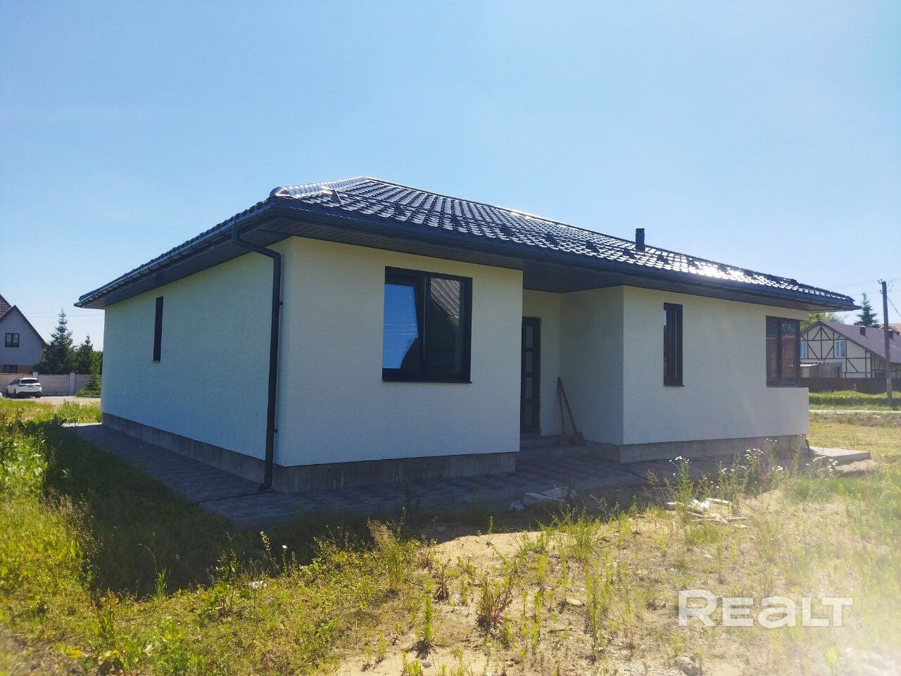 Продаётся дом (постройка 2024), практически готов. Фундамент свайно-забивной ростверковый. Стены: газобетон 400. Крыша модульная. Фасад: декоративная штукатурка и окраска. Окна ПВХ ламинированные. Внутри всё подготовлено под оклейку обоев. Полы: ламинат в гостиной, керамогранит на кухне. Отопление: тёплый пол и радиаторы. Три спальни, гостиная объединена с кухней, выход на террасу. Потолки натяжные. Электрика, электрокотёл (льготный тариф). Торг уместен. - Widok 3