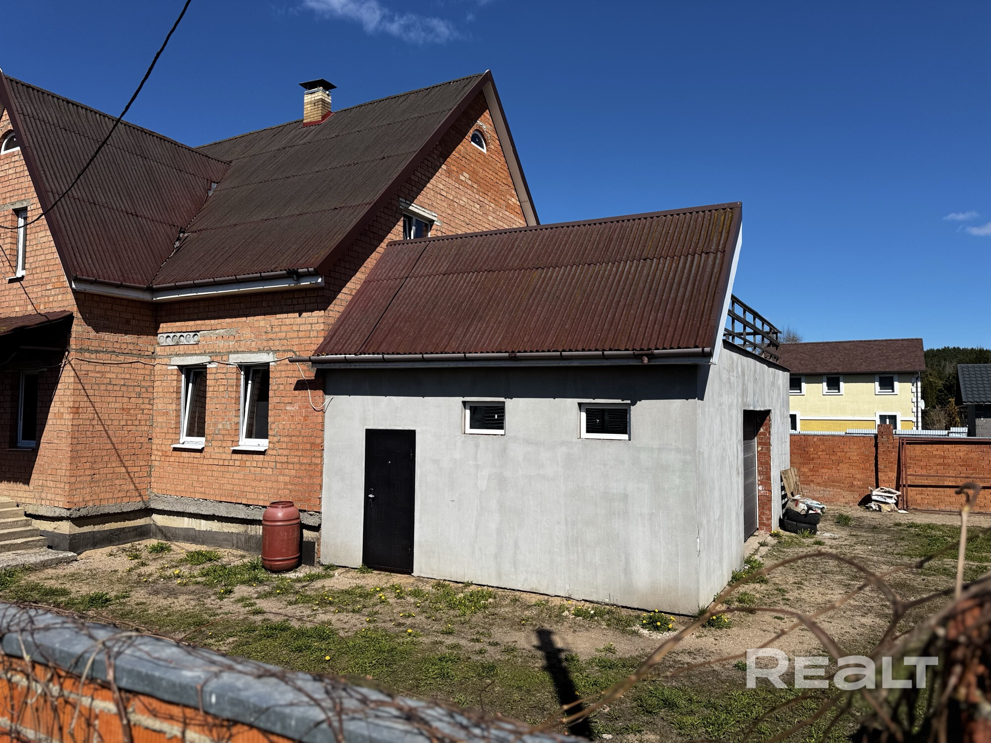Коттедж с большой площадью земли и хорошим расположением.Первый этаж - зал, туалет, ванна, кухня и комната для гостей. Второй этаж- три комнаты + комната с разведенной сантехникой для реализации ванной и туалетной комнаты + комната с уличной Верандой. Есть так же чердак. Подвальное помещение 5 комнат + мини кладовая. Участок 25 соток + 3 сотки в аренде до 32 года с возможностью дальнейшей аренды. Участок ровный, обработан, ежегодно производились посадки зелени, овощей и фруктов. Земля плодородна - Więcej