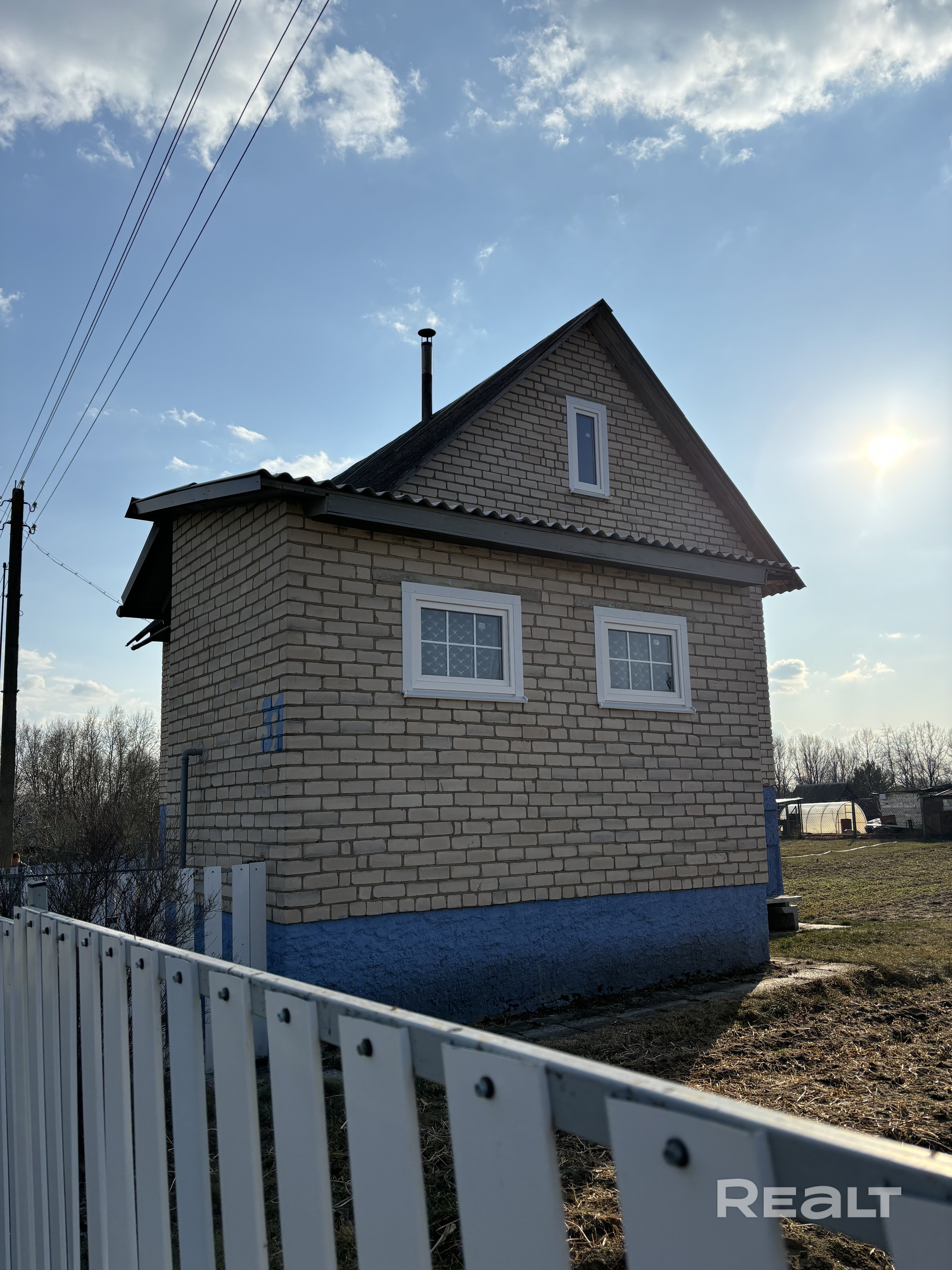 Дача находится в 30 км от МКАД. Садовое товарищество Свислочь-Сад. Участок 15 соток, обработанный и ухоженный с плодовыми деревьями и кустарниками. Забор по всему периметру. Имеется сезонная вода ,проведенная в дом. Рядом находится река Свислочь. Доброжелательные соседи. Участок не крайний. Дом в три уровня:первый-гараж,второй-три комнаты с печкой плюс пристройка с кухней, третий-две комнаты под ремонт. Входные двери металлические новые, стеклопакеты во всем доме. Газ- баллон. - Ansicht 3