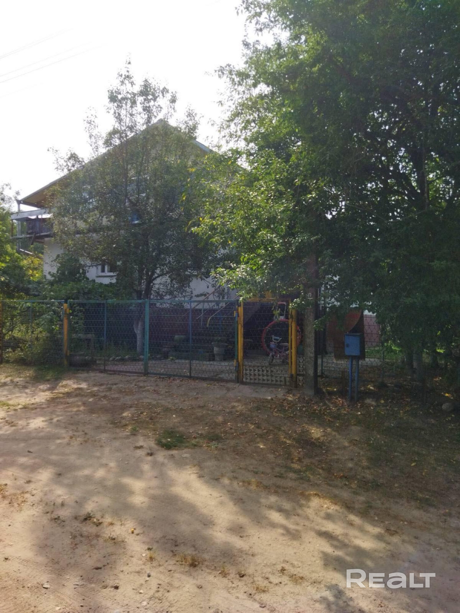 Продается дом со всеми коммуникациями, живописное место, рядом лес, гараж по всему периметру дома, имеется второй этаж, 1 км от г.Смолевичи, 30 км до Минска, для связи пишите, торг уместен, агентствам не беспокоить!!! - Widok 6