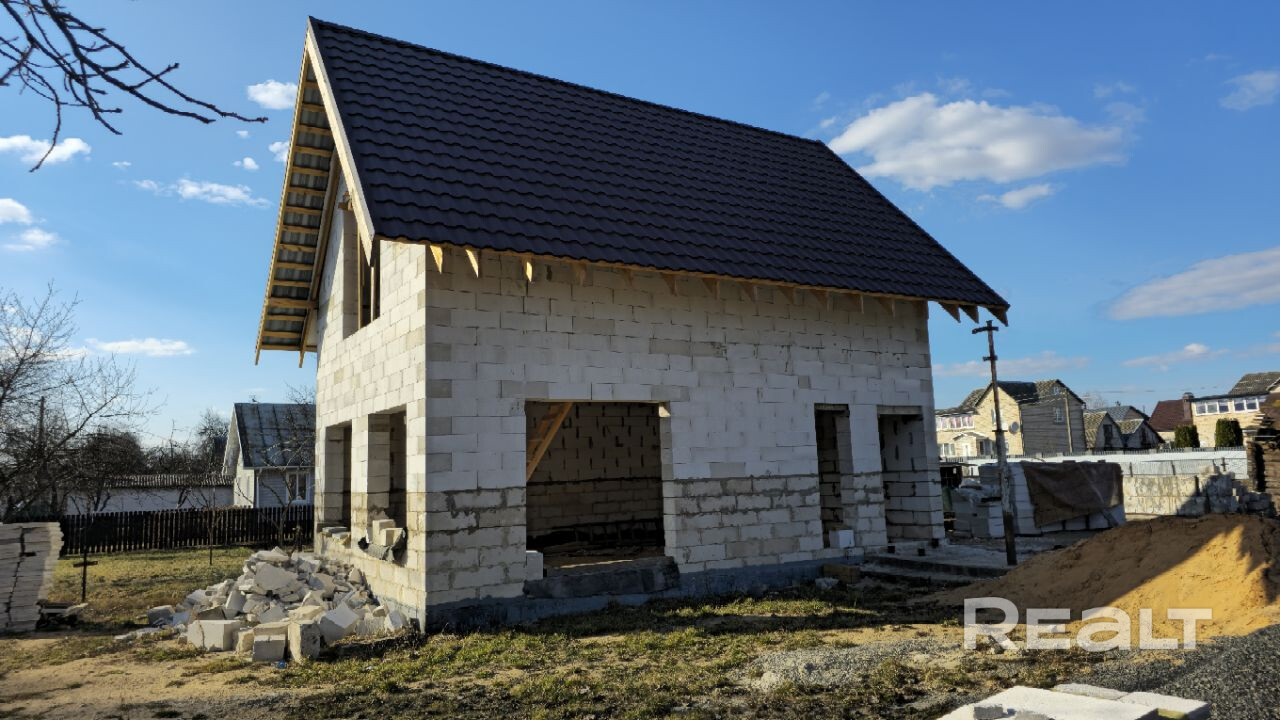 Продаётся участок почти 20 соток с домом готовности ~70%. Сделана коробка и крыша, подведены газ, электричество, центральная вода и канализация. Есть подвал, фундамент под террасу, видеонаблюдение. На участке сад, огород, сарай с водой, 2 въезда. Оставляем стройматериалы. Тихое место, рядом остановка и магазины. Чистая продажа от собственника. РИЭЛТОРАМ НЕ БЕСПОКОИТЬ. - Ansicht 5
