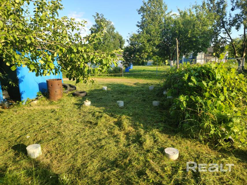 В садовом товариществе «Радуга-4» Смолевичского района в 48 км от МКАД в московском направлении продается 2 совмещенных дачных участка (находятся в 100 м от автобусной остановки). Из г.Жодино ходит рейсовый автобус. СТ находится в 4-х км от железной дороги. СТ окружено лесным массивом. Чистый свежий воздух. На участке бытовка для летнего проживания размером 6 на 2,4, хозпостройка для хранения инвентаря, скважина, летний душ. Электричество подведено и есть в домике. Огорожен с трех сторон. - Widok 6