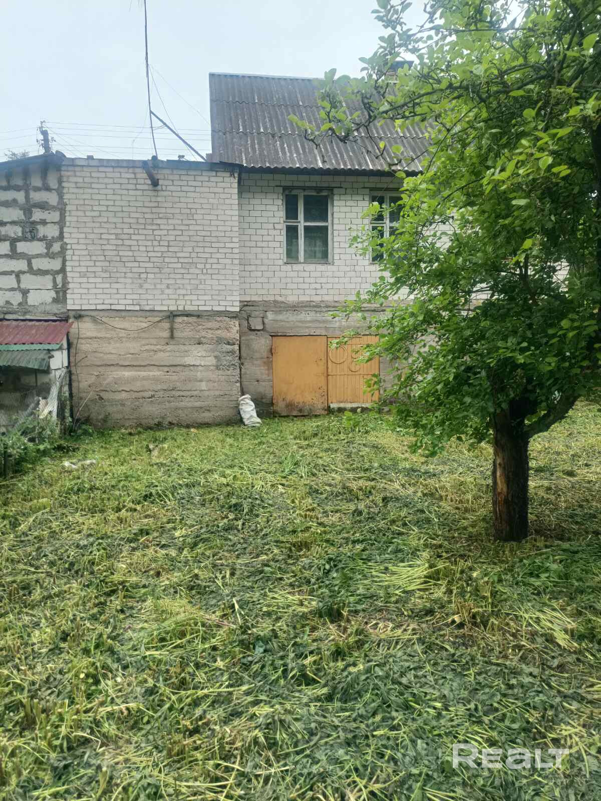 Дача продажа или аренда, расположена в живописном месте в 45 км от Минска по трассе Р28 (Минск-Молодечно-Нарочь).46 км от Минска в Молодечненском направлении. До остановки электрички 15 мин. ст.Лоси. Сам дом блочный обложен кирпичем , цокольный этаж по периметру,печью,газ балонный, 48м.кв. 2. Летний дом 25м.кв.+ мансарда 20м.кв., предусмотрен сан.узел в доме,печью, застекленная веранда с камином 20м.кв. и пристроенным сараем 17м.кв., в котором может проживать еще одна семья 3.Гараж 24м.кв.+парко - Widok 3