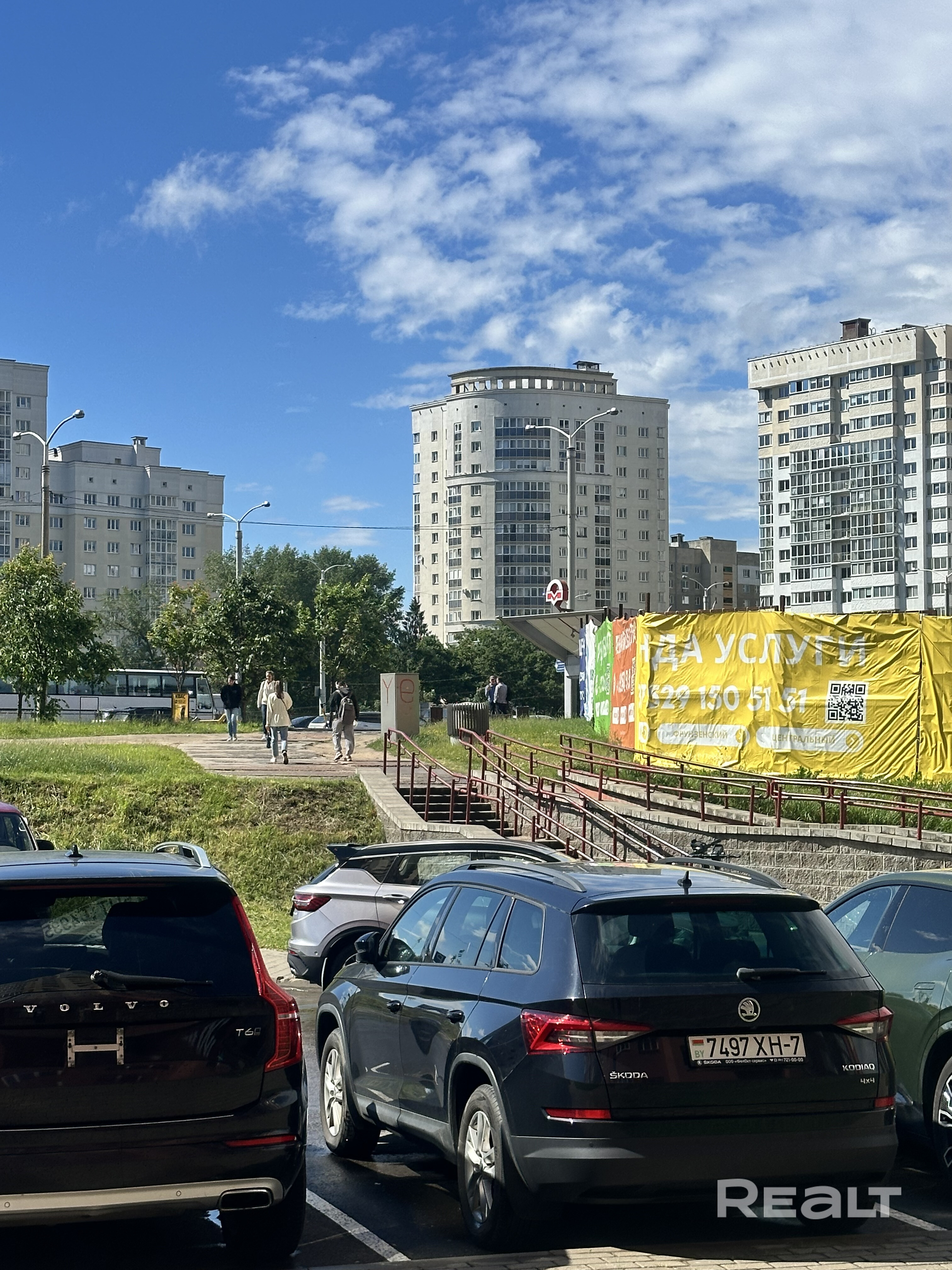 Сдается в длительную аренду квартира строительной отделки (100,7 кв.м). Можете сделать какой вам нравиться ремонт для жизни или обустроить как офис для работы. Супер планировка!!! Арендные каникулы предоставляются. Метро в 1 мин ходьбы (можно в тапочках))). Очень развитая инфраструктура (банки, аптеки, Prostore через дорогу, школа, поликлиника). Около дома строиться ТЦ с паркингом. Во двор заезд через шлагбаум, всегда есть места. Выход из подъезда двусторонний (во двор и к метро). Не АГЕНСТВО!!! - Ansicht 5
