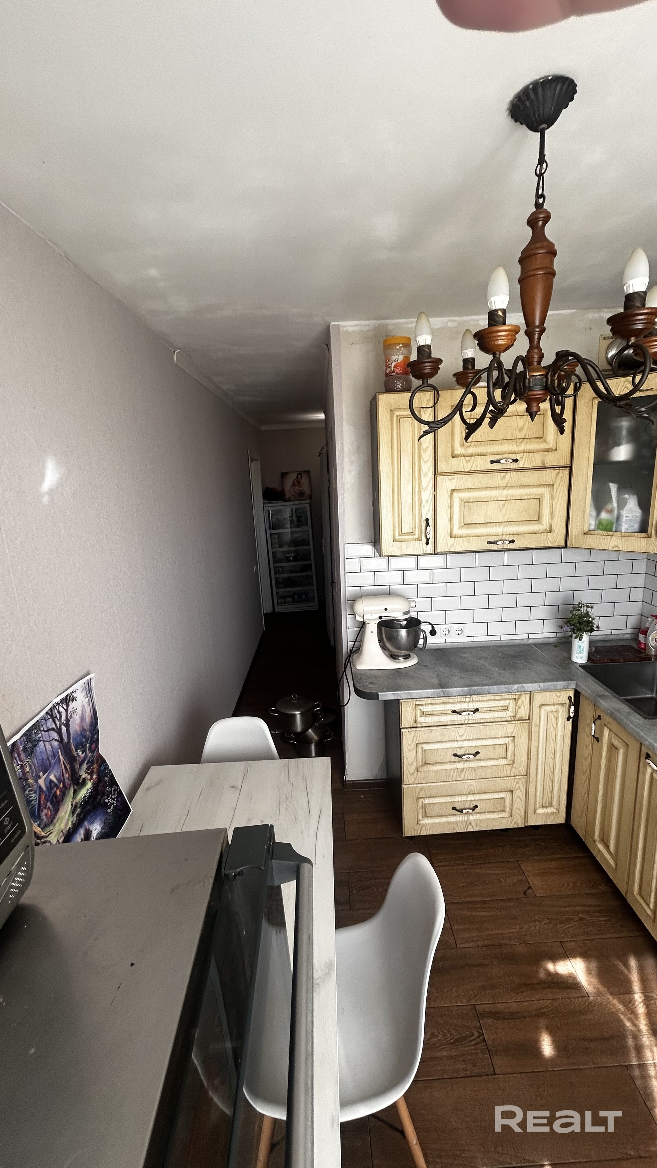 •Много инфраструктуры для молодой семьи •Развитое транспортное сообщение в разные уголки столицы •поликлиники детская и взрослая,почта10-15 мин пешком,садики в 3 мин 5 шт,магазины 4 шт-1мин ходьбы,сквер через дорогу,окна во двор на современные площадки,соседи-молодые семьи,рядом современные спортивные центры,несколько СДЮШОР,ледовый дворец,бассейны,теннис,ночной евроопт •поднят и выровнен пол,заменена и проведена электрика,есть свет и на балконе,есть нюансы по плитке в ванной после капремонта - Widok 4