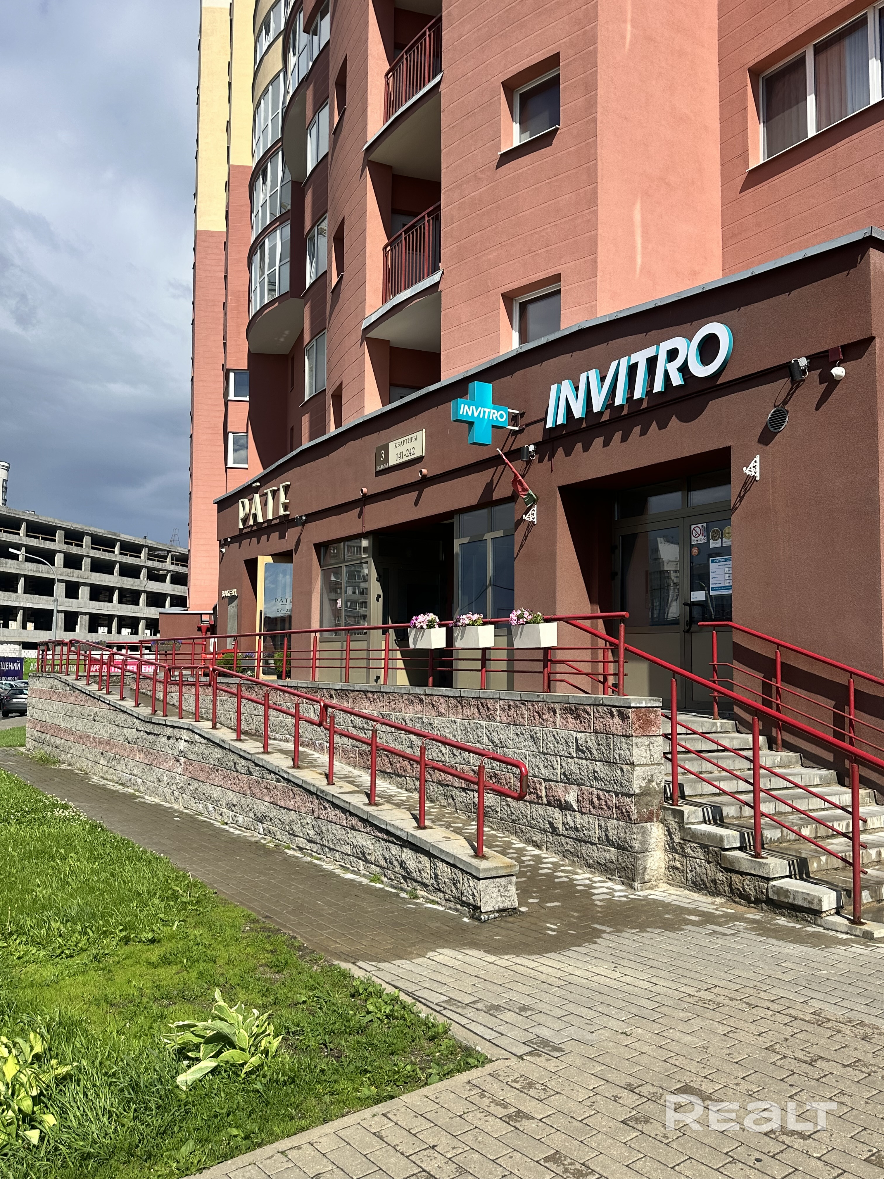 Сдается в длительную аренду квартира строительной отделки (100,7 кв.м). Можете сделать какой вам нравиться ремонт для жизни или обустроить как офис для работы. Супер планировка!!! Арендные каникулы предоставляются. Метро в 1 мин ходьбы (можно в тапочках))). Очень развитая инфраструктура (банки, аптеки, Prostore через дорогу, школа, поликлиника). Около дома строиться ТЦ с паркингом. Во двор заезд через шлагбаум, всегда есть места. Выход из подъезда двусторонний (во двор и к метро). Не АГЕНСТВО!!! - Ansicht 4