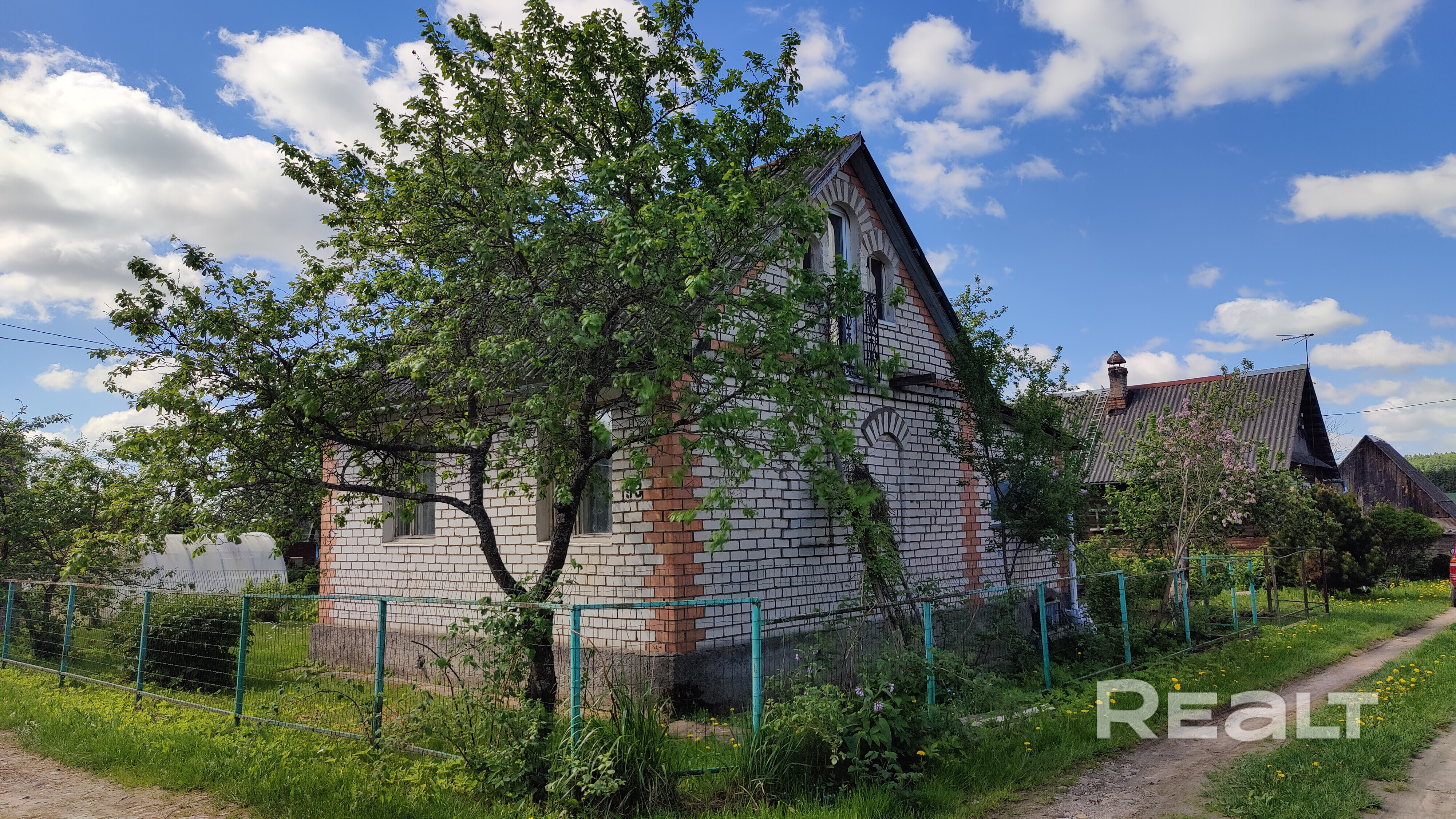 Удобный подъезд. 450 м от Р-28 до въезда в товарищество. Зимой дороги системно чистятся. Благоустроенное товарищество. Несколько раз в неделю приезжает автолавка. Обустроена детская площадка. Многие соседи живут круглогодично. Остановка общественного транспорта 10 минут пешком. Регулярно ходят маршрутки и автобусы. До Минского моря можно быстро добраться (пляж, рыбалка, водные развлечения). Рядом Линия Сталина. Тихая, живописная местность. - Vista 5