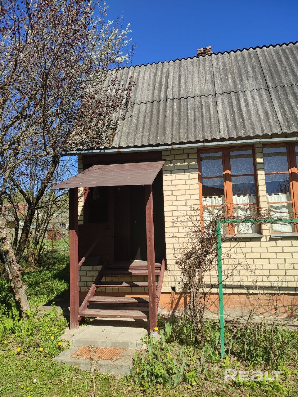 Дом 2 этажа На первом — 2 комнаты и веранда. Второй этаж ждет вашего вдохновения: *здесь нужно «приложить руку»*, чтобы сделать всё красиво под свой вкус. Участок (~5 соток): Компактный и плодовитый (яблони, крыжовник, красная и черная смородина). Удобства: Сезонный водопровод, летний душ и абсолютно новый туалет (поставлен в прошлом году). *Забор:* Сейчас на участке нет забора. И в этом есть большой плюс — вы не переплачиваете за чужие вкусы и можете сами выбрать, чем оградить. - Widok 5