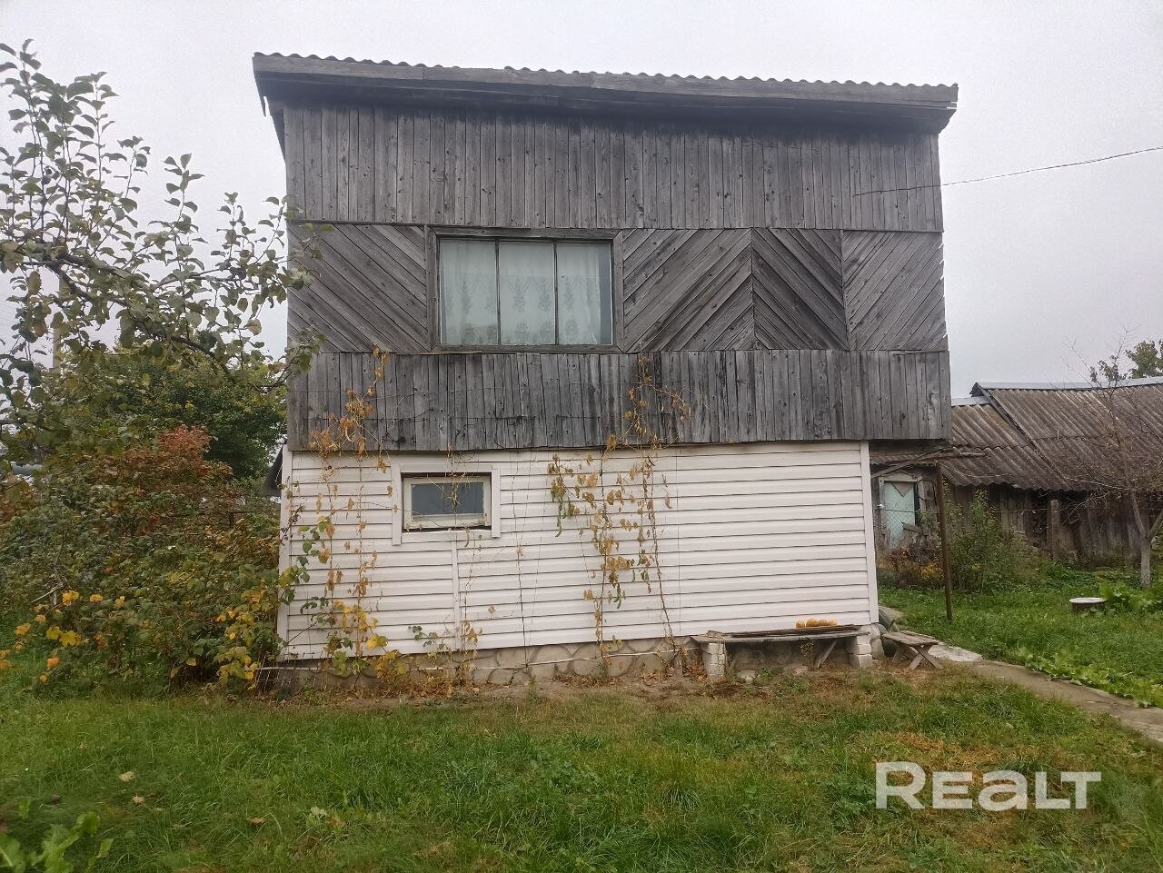 Продаётся дом г.п. Руденск 30км от МКАД Минская обл. Просторный, светлый и теплый дом с хоз-постройкам, гаражом и баней. Общая площадь дома 75.5м2, жилая – 50.6м2. Высота потолков – 3 м. В дом введены и подключены все коммуникации: центральный водопровод, центральное отопление, местная канализация, электричество. Земля в ПНВ. Дом деревянный, обложенный кирпичом. Окна ПВХ . – pohled 5