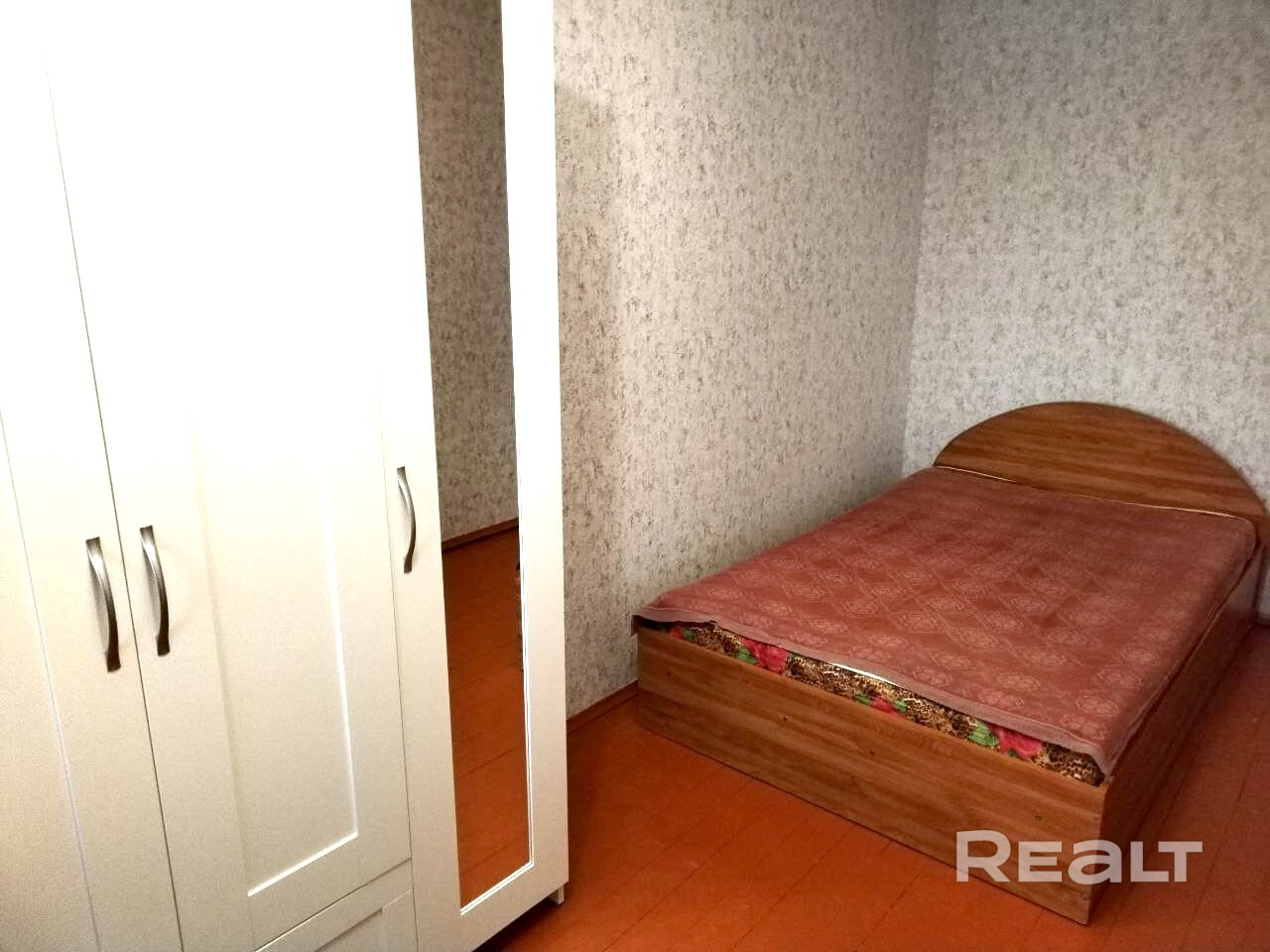 Сдаем со второй половины августа : светлая, тихая 2-комнатная квартира рядом с метро Партизанская, новые холодильник, стиральная машинка, шкаф. Есть мебель, шторы. После предыдущих жильцов сделан ремонт (обычный), все отмыто. Никто не прописан. Залог 2000 руб. под расписку, он будет полностью возвращен при сдаче квартиры в хорошем состоянии и оплаченных коммунальных. Ищем порядочных и аккуратных жильцов. Первый контакт - здесь на сайте. - Ansicht 5