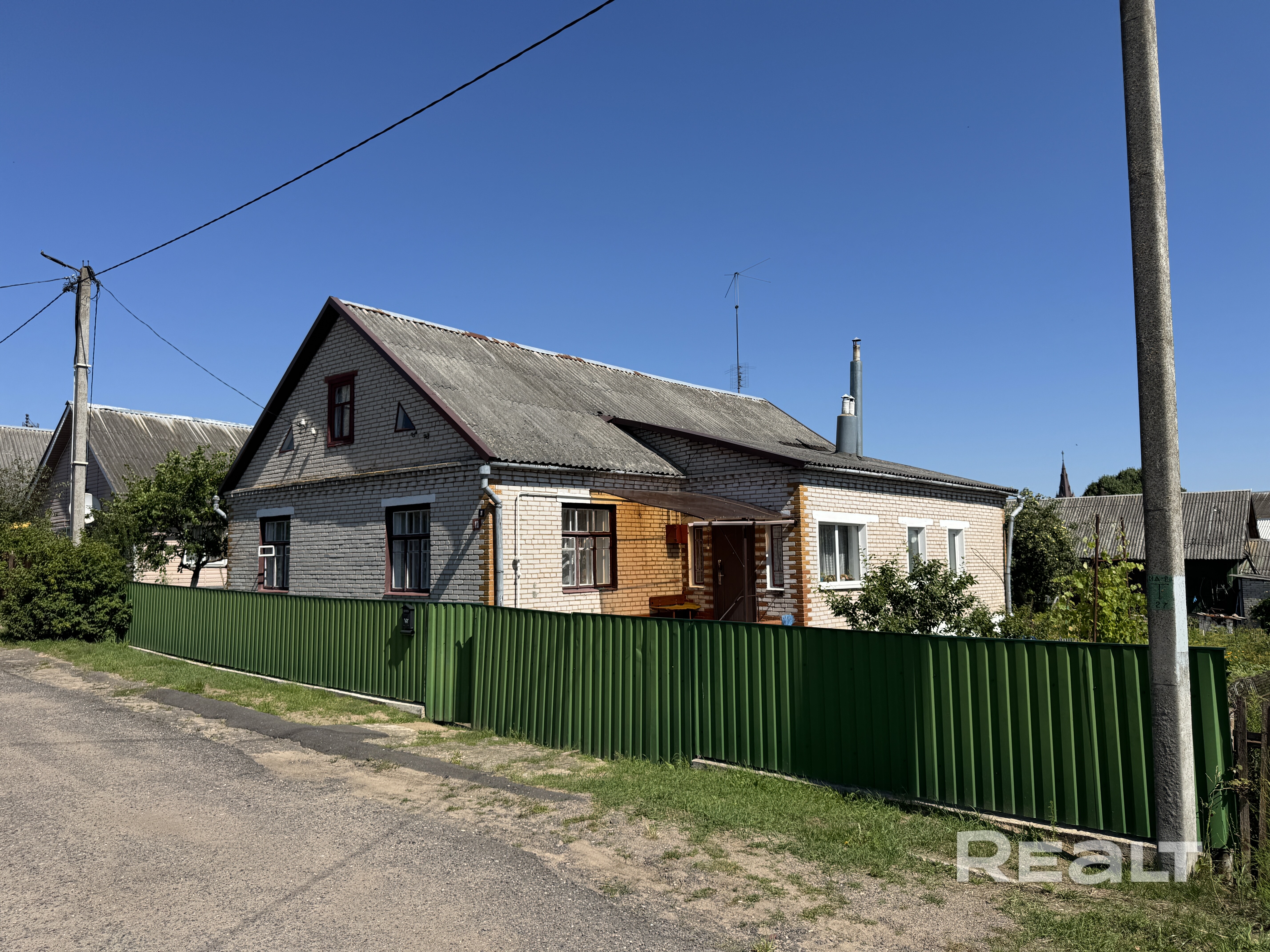 Продаётся просторный кирпичный дом общей площадью 128 м2 в г. Столбцы, переулок Танкистов, рядом со стадионом и городским парком. На участке кроме дома есть бревенчатая "времянка" с летней кухней (с русской печью) и сараем под одной крышей, отдельно стоящий сарай из красного кирпича, курятник и кирпичный уличный туалет. - Widok 3