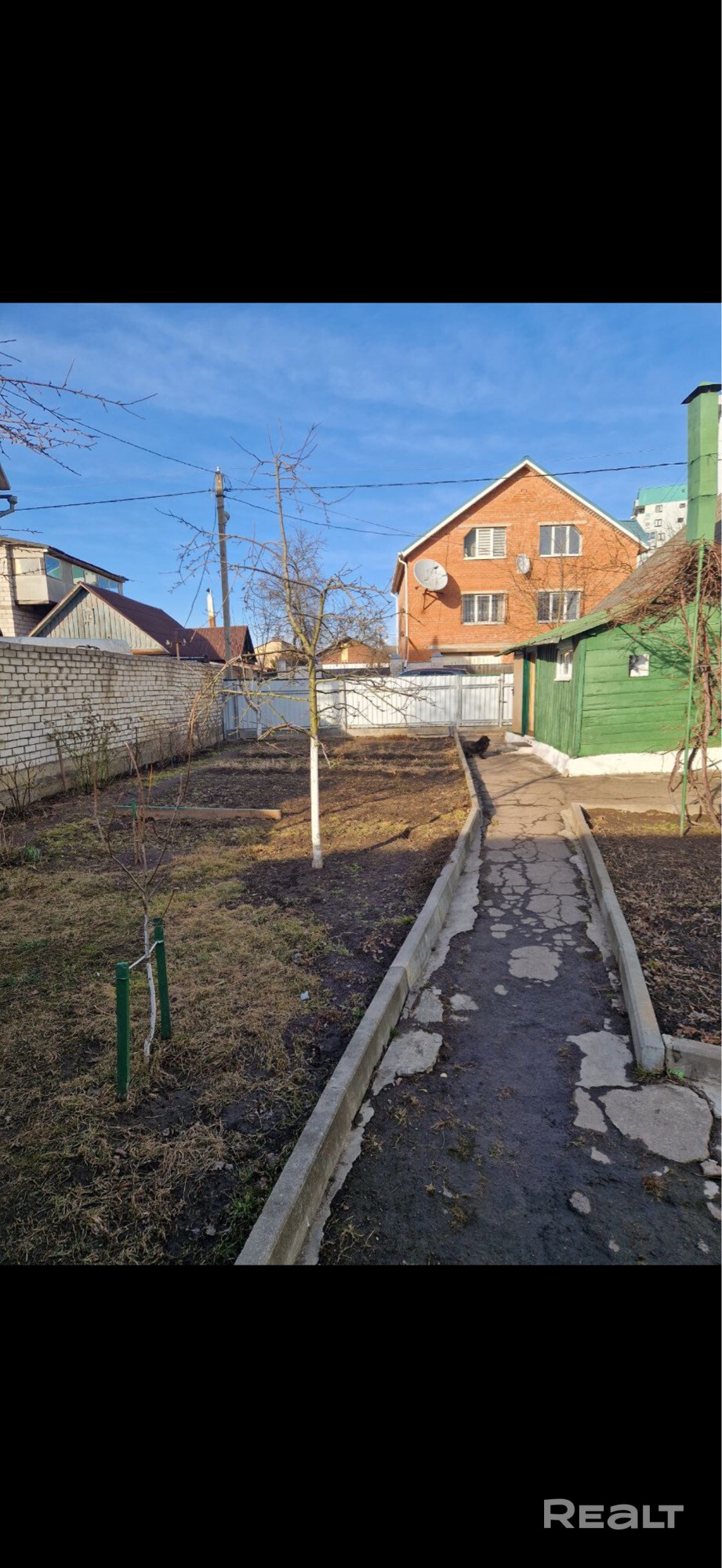 Продается просторный и теплый дом, большая территория, хорошее месторасположение, общественный транспорт в пешей доступности. Водоснабжение центральное, газ проведен. Земля в частной собственности. На участке расположено два гаража со смотровой ямой, есть летняя кухня, плодово-ягодные деревья. Развитая инфраструктура, рядом магазины, школы, поликлиника. - Widok 4