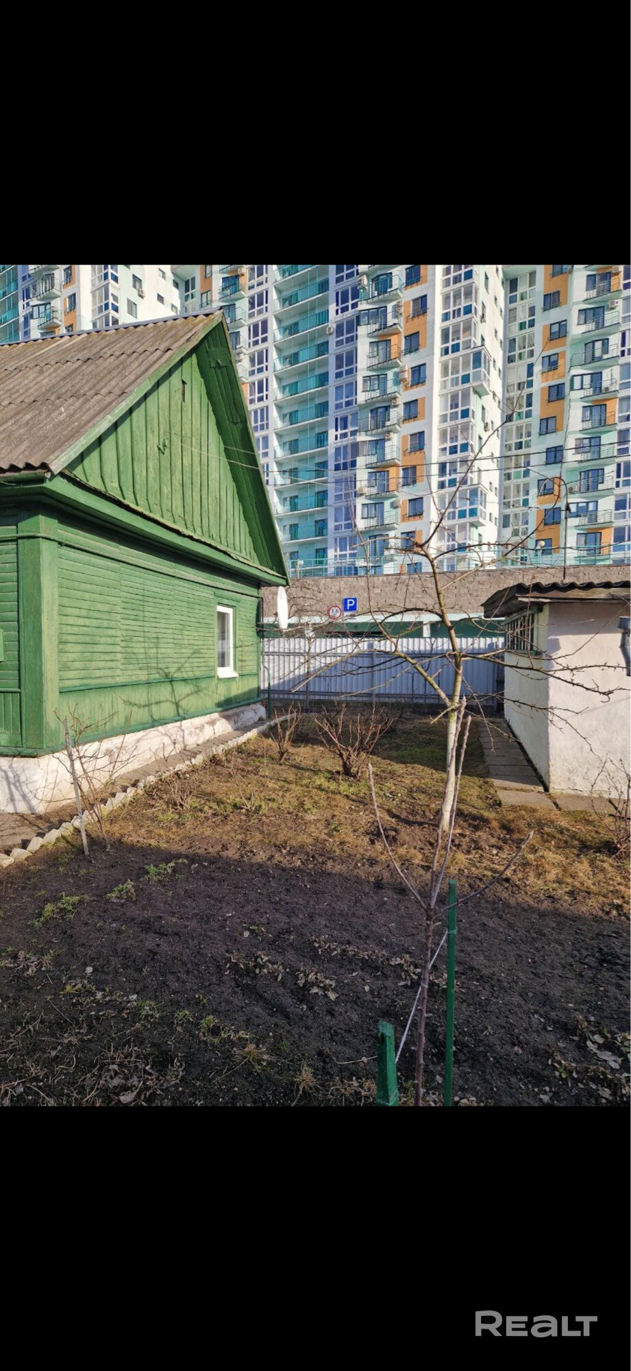 Продается просторный и теплый дом, большая территория, хорошее месторасположение, общественный транспорт в пешей доступности. Водоснабжение центральное, газ проведен. Земля в частной собственности. На участке расположено два гаража со смотровой ямой, есть летняя кухня, плодово-ягодные деревья. Развитая инфраструктура, рядом магазины, школы, поликлиника. - Widok 5