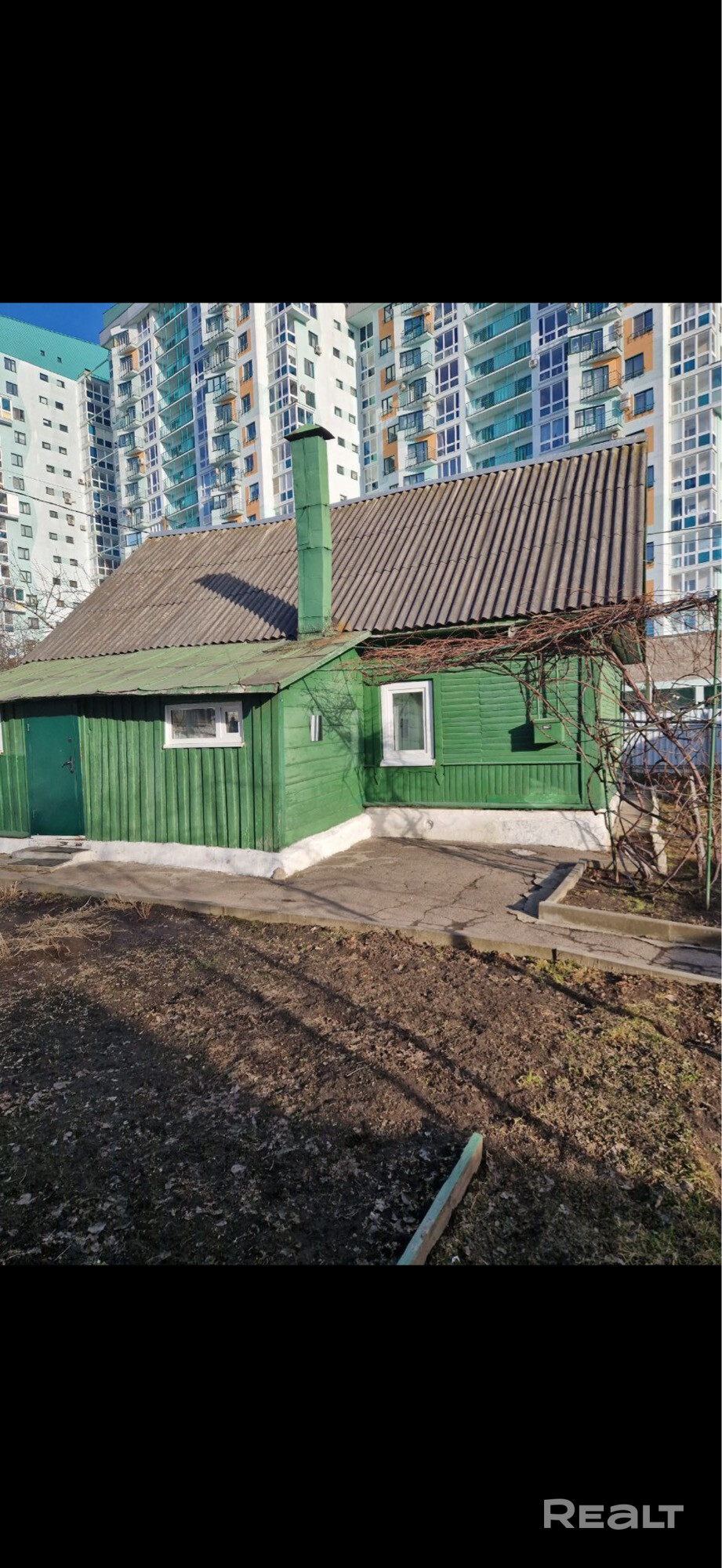 Продается просторный и теплый дом, большая территория, хорошее месторасположение, общественный транспорт в пешей доступности. Водоснабжение центральное, газ проведен. Земля в частной собственности. На участке расположено два гаража со смотровой ямой, есть летняя кухня, плодово-ягодные деревья. Развитая инфраструктура, рядом магазины, школы, поликлиника. - Widok 6
