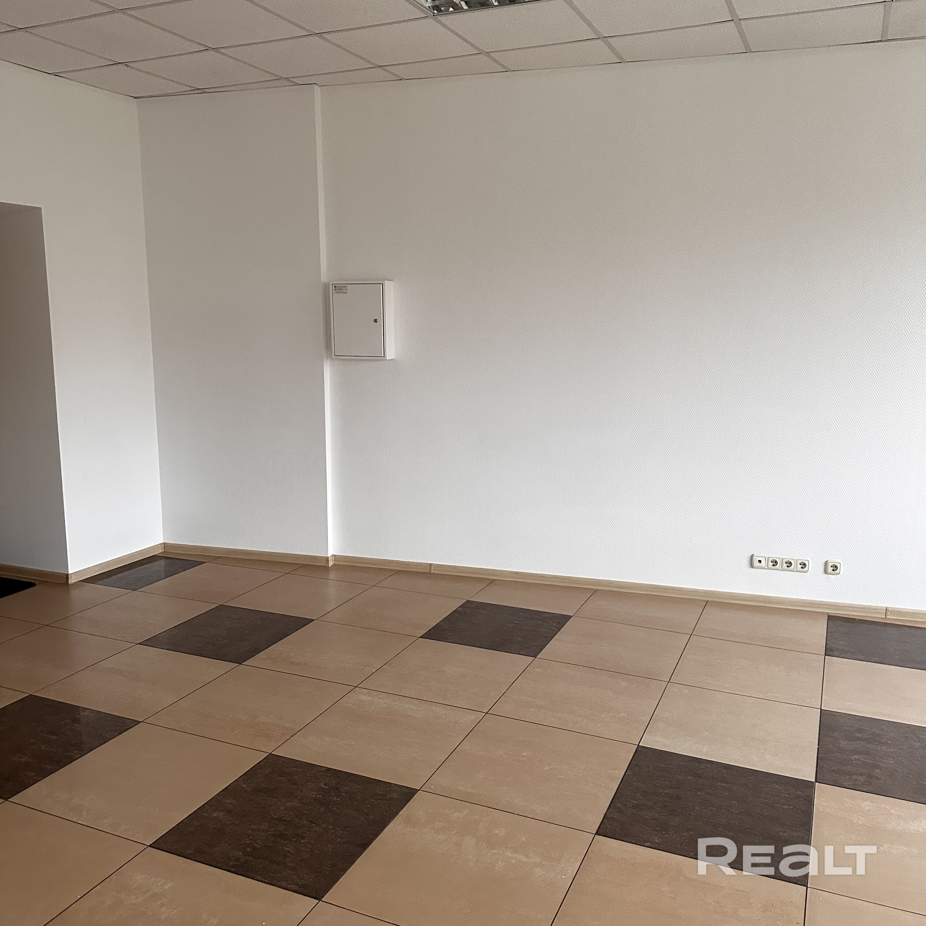 Офис 46,8 м2; помещение без перегородок, с/у, кондиционер, юр.адрес, 6 этаж, вид на ул.Мележа. Офис после ремонта, удобно расположен относительно лифта, 2 окна на ул.Мележа. – pohled 5