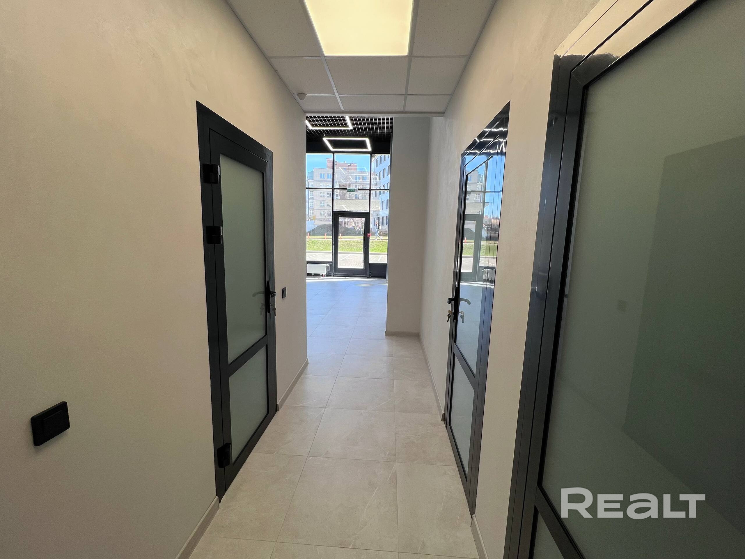 Продается 2 помещения площадью 92,8 м² и 93,7 м², расположенных в престижном районе по адресу ул. Тихая, 54 на 1 этаже жилого дома. Можно приобрести один офис или целый офисный блок из 2-х помещений общей площадью 186,5 м². Планировка помещения: open space + 2 отдельных кабинета + санузел. Современный стильный ремонт, отдельный вход, доступ 24/7, панорамные окна, кондиционеры, высота потолков 2.7 и 5м, парковка возле здания. Подойдет для размещения офиса, торговли или оказания услуг. - Widok 6