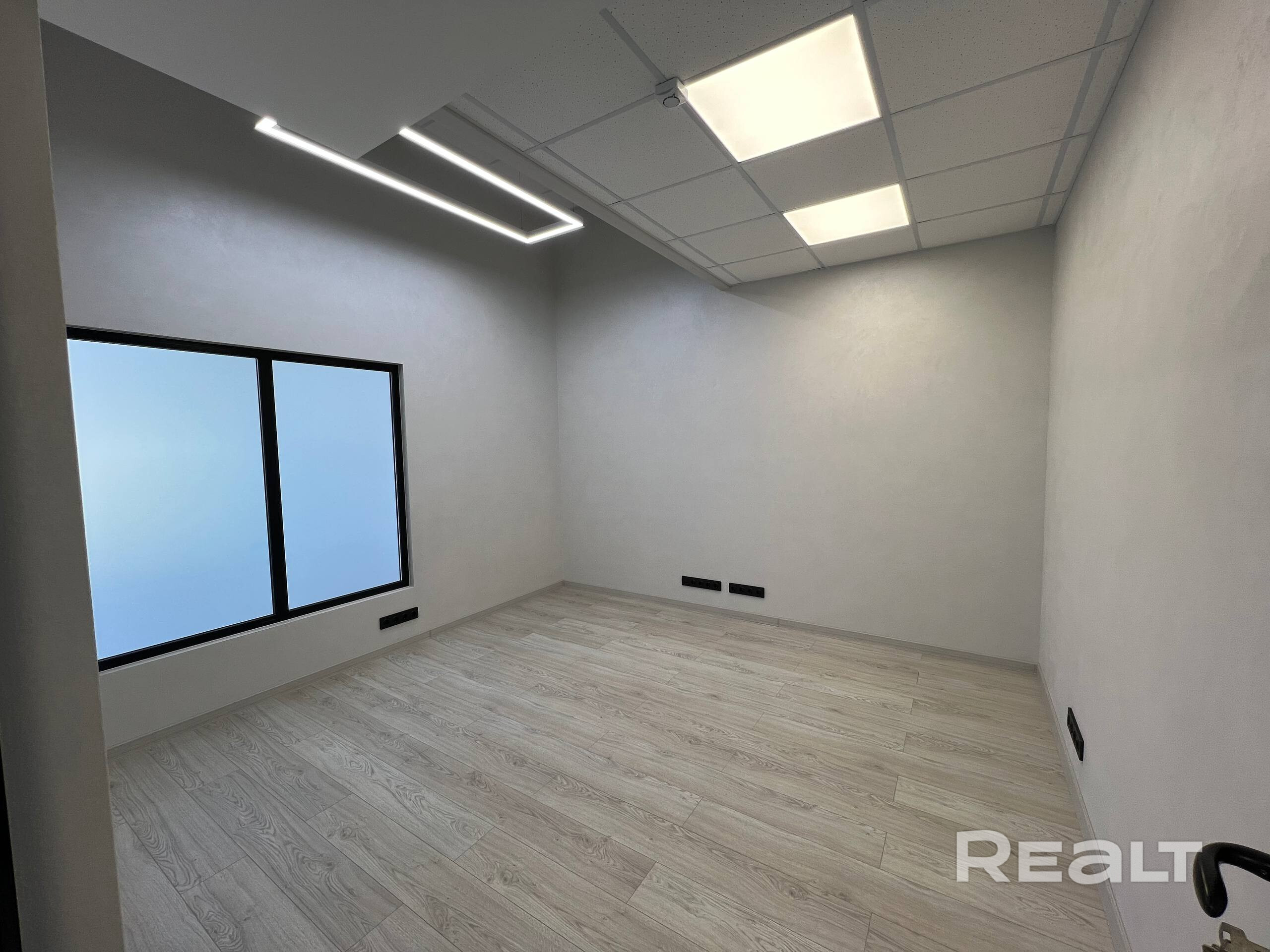 Продается 2 помещения площадью 92,8 м² и 93,7 м², расположенных в престижном районе по адресу ул. Тихая, 54 на 1 этаже жилого дома. Можно приобрести один офис или целый офисный блок из 2-х помещений общей площадью 186,5 м². Планировка помещения: open space + 2 отдельных кабинета + санузел. Современный стильный ремонт, отдельный вход, доступ 24/7, панорамные окна, кондиционеры, высота потолков 2.7 и 5м, парковка возле здания. Подойдет для размещения офиса, торговли или оказания услуг. - Więcej