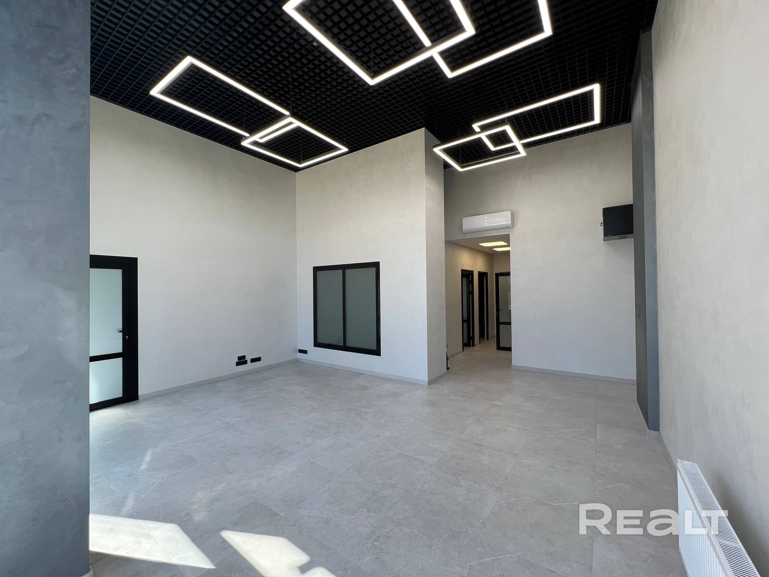 Продается 2 помещения площадью 92,8 м² и 93,7 м², расположенных в престижном районе по адресу ул. Тихая, 54 на 1 этаже жилого дома. Можно приобрести один офис или целый офисный блок из 2-х помещений общей площадью 186,5 м². Планировка помещения: open space + 2 отдельных кабинета + санузел. Современный стильный ремонт, отдельный вход, доступ 24/7, панорамные окна, кондиционеры, высота потолков 2.7 и 5м, парковка возле здания. Подойдет для размещения офиса, торговли или оказания услуг. - Widok 4