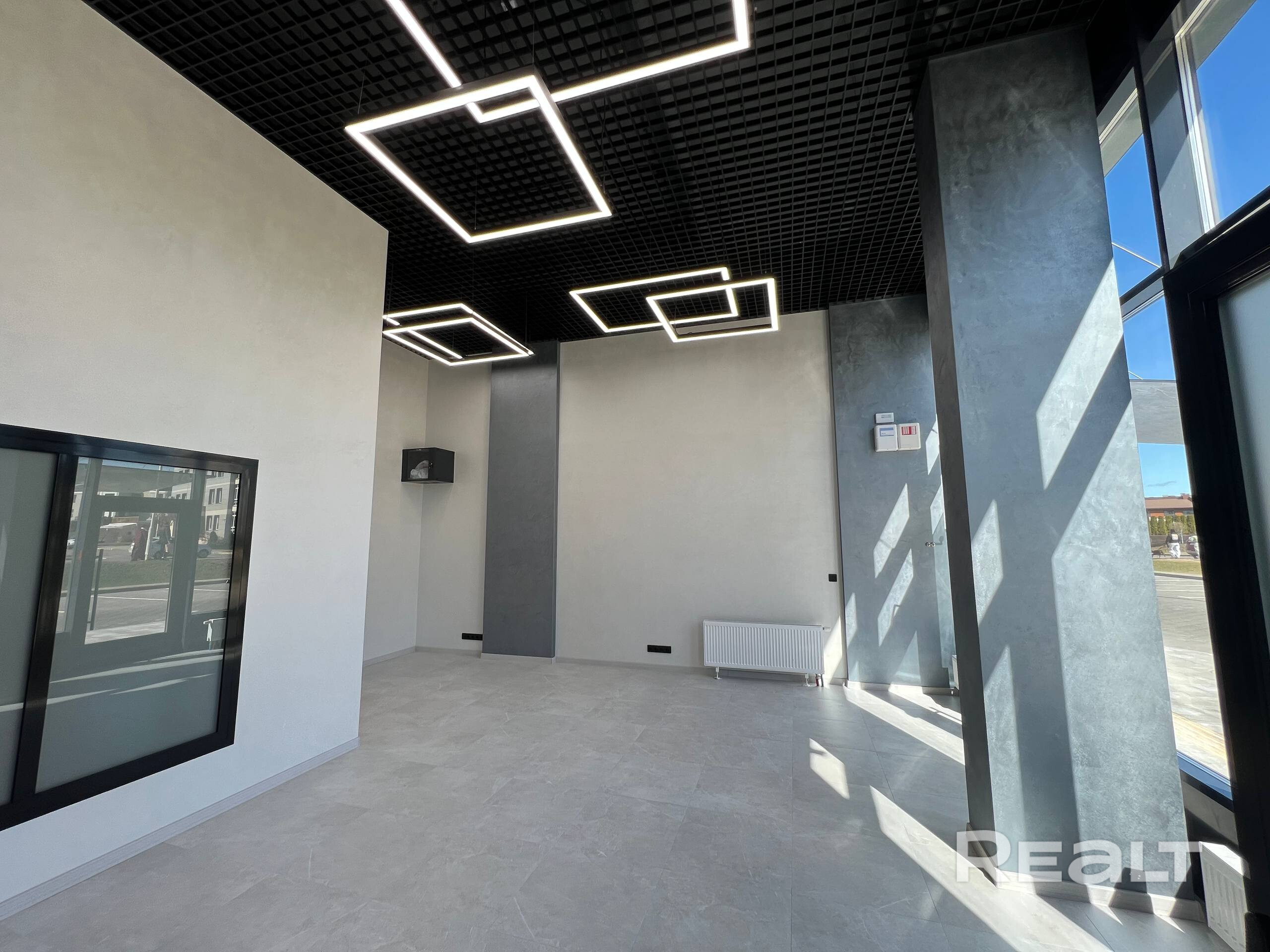 Продается 2 помещения площадью 92,8 м² и 93,7 м², расположенных в престижном районе по адресу ул. Тихая, 54 на 1 этаже жилого дома. Можно приобрести один офис или целый офисный блок из 2-х помещений общей площадью 186,5 м². Планировка помещения: open space + 2 отдельных кабинета + санузел. Современный стильный ремонт, отдельный вход, доступ 24/7, панорамные окна, кондиционеры, высота потолков 2.7 и 5м, парковка возле здания. Подойдет для размещения офиса, торговли или оказания услуг. - Widok 5