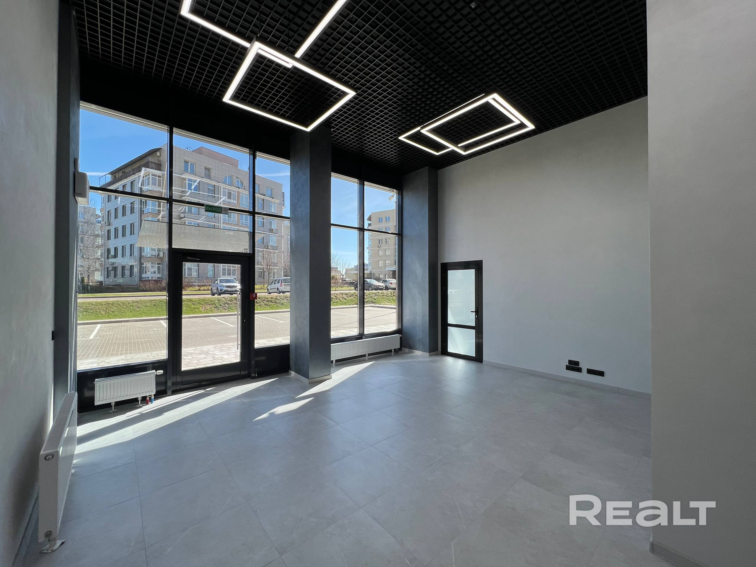 Продается 2 помещения площадью 92,8 м² и 93,7 м², расположенных в престижном районе по адресу ул. Тихая, 54 на 1 этаже жилого дома. Можно приобрести один офис или целый офисный блок из 2-х помещений общей площадью 186,5 м². Планировка помещения: open space + 2 отдельных кабинета + санузел. Современный стильный ремонт, отдельный вход, доступ 24/7, панорамные окна, кондиционеры, высота потолков 2.7 и 5м, парковка возле здания. Подойдет для размещения офиса, торговли или оказания услуг. - Widok 3