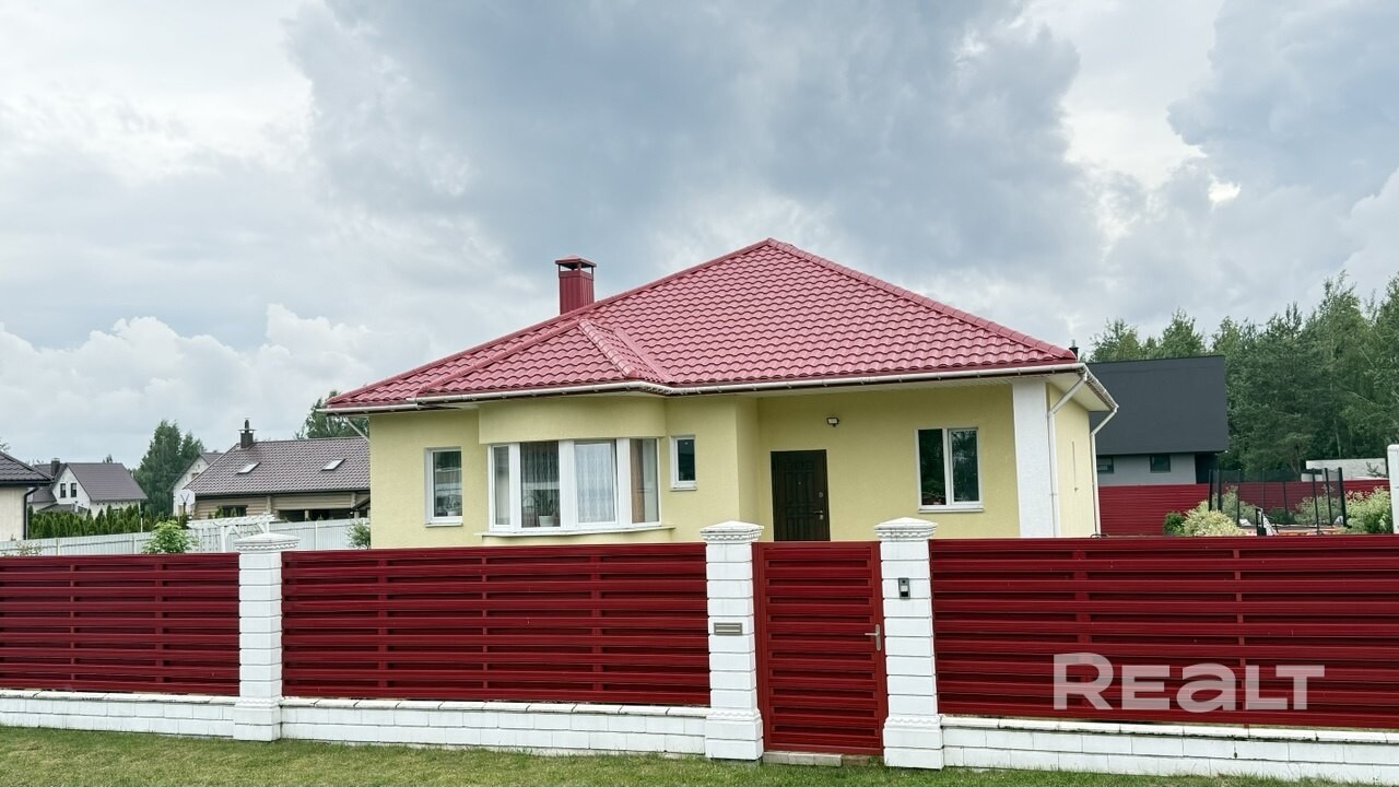 Продается просторный благоустроенный жилой дом с гостевым домом в подарок! В основном доме: 3 уютные спальни, просторный зал, светлая кухня, проведены все необходимые коммуникации. Гостевой домик размером 12*7.5м с черновой отделкой. Все коммуникации подведены: электричество, вода, канализация. Его можно использовать как гостевой дом, банный комплекс, мастерскую, офис или полноценный второй дом для себя или под сдачу. Есть возможность разделить участок на два с отдельным въездом. - Ansicht 2