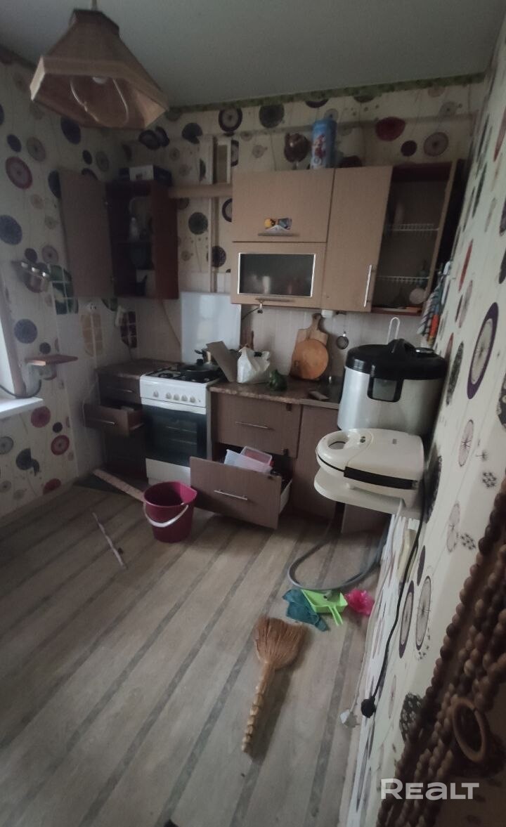 Уютная тёплая квартира. В доме был капремонт (дом утеплён). Относительно большая кухня. Балкон 1.5 секции закрывающий всю квартиру (комнату и кухню). В комнате и туалете требуется переклейка обоев. В доме есть лифт. Хорошие соседи. Рядом красивый парк - Тучинский сквер. Через дорогу Копечка, Белпочта, Беларусбанк, Милла. До метро 10-15 минут пешком. - Więcej