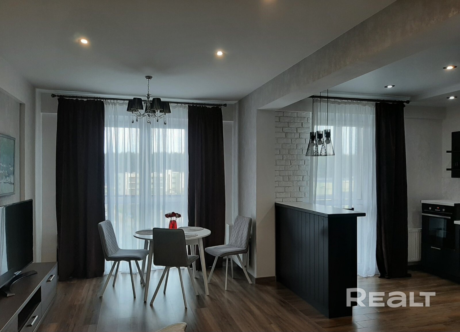 Сдаётся срочно с 21 июля по 11 августа просторная квартира-студия 45 м² в престижном районе ЖК "Маяк Минска". Полностью готова к проживанию. Мебель, техника, кофеварка, высокоскоростной интернет. Отличный вид из окон. Метро в 3-х минутах ходьбы от дома. . Все вопросы по телефону. - Vista 4