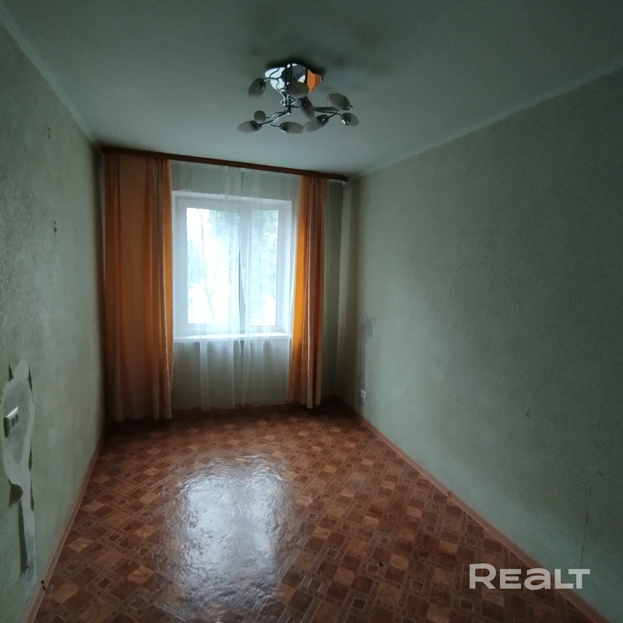Прямая продажа 2х комнатной квартиры в тихом спальном районе.Кап ремонт дома с заменой всех коммуникаций в стадии завершения.В ванной и туалете свежий ремонт. Имеется кладовка. Квартира в шаговой доступности от метро, вокруг множество магазинов,ТЦ,рядом расположен детский сад,лицей,школы,развитая инфраструктура.3 собственника. - Widok 5