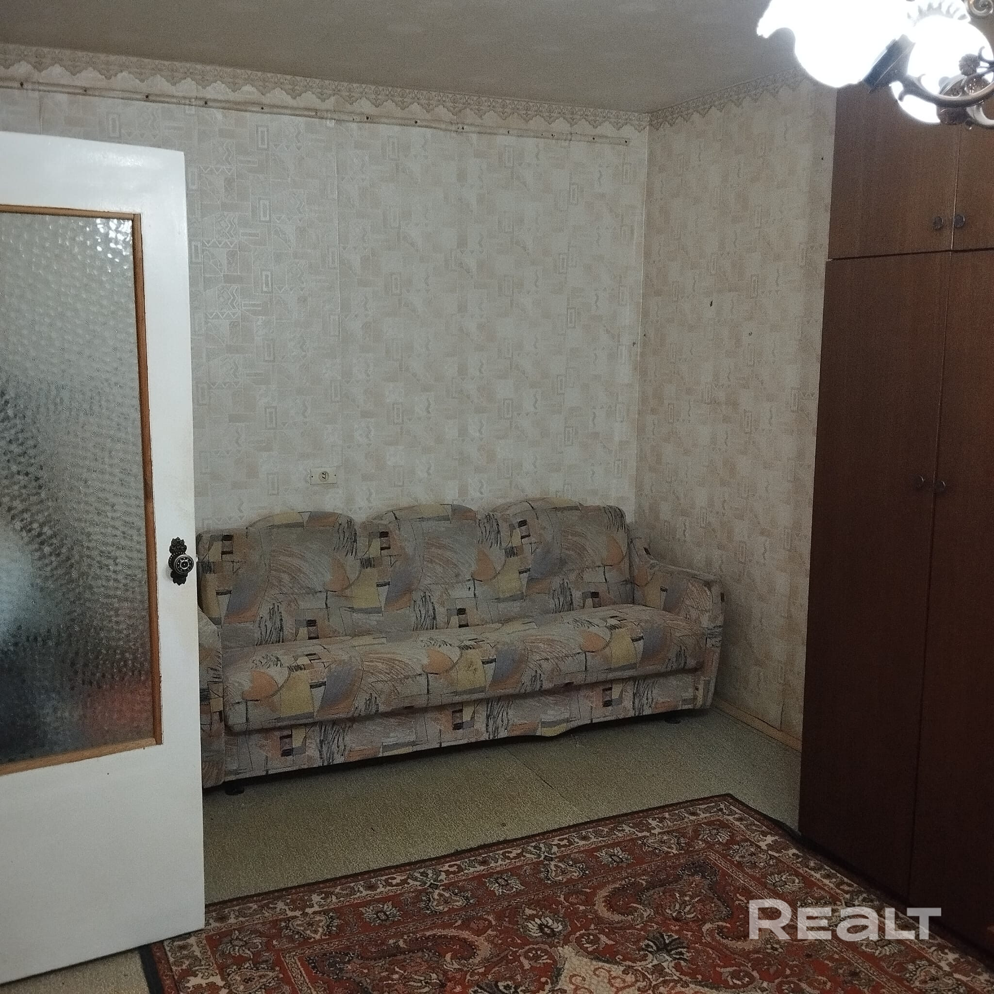 Прямая продажа 2х комнатной квартиры в тихом спальном районе.Кап ремонт дома с заменой всех коммуникаций в стадии завершения.В ванной и туалете свежий ремонт. Имеется кладовка. Квартира в шаговой доступности от метро, вокруг множество магазинов,ТЦ,рядом расположен детский сад,лицей,школы,развитая инфраструктура.3 собственника. - Widok 4