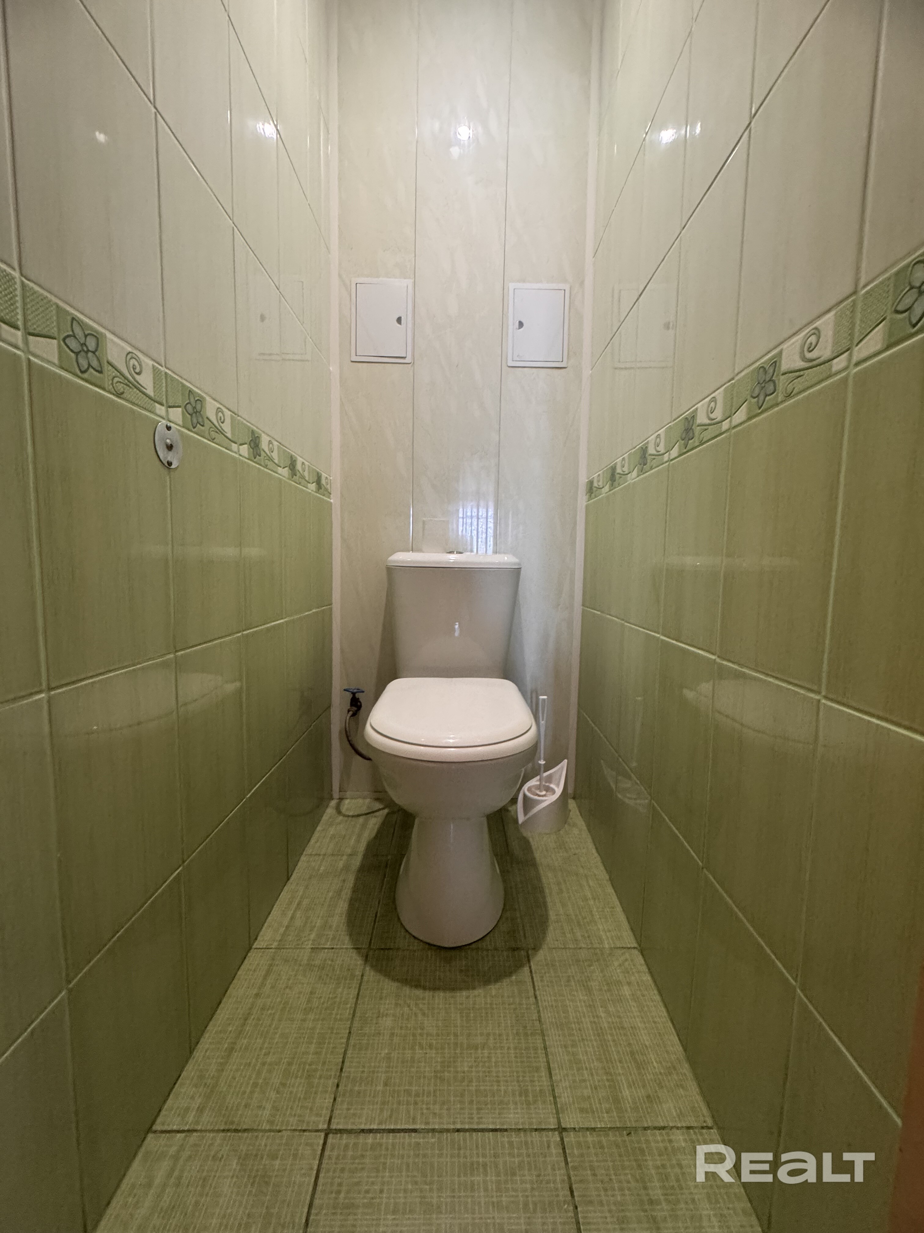 В продаже квартира в живописном районе возле станции метро Неморшанский сад! Развитый зеленый район, рядом гимназия 35, школа 11, 62 и 89. Детская музыкальная школа 7 Детский сад 431 в 30 метрах от дома , а также несколько садиков рядом. Колледж искусств Медицинский колледж Метро и транспорт в шаговой доступности, почта, поликлиника, магазин Копеечка, Санта, Керамин. Возле дома городской парк Долина сказок, парк Солнечная долина в радиусе километра. Чистая продажа, подробности по телефону - Fler