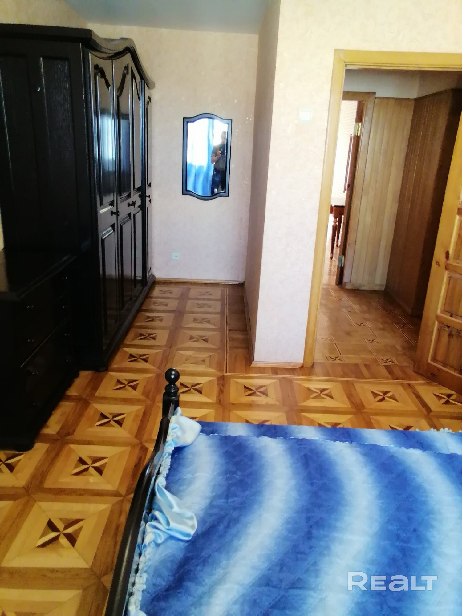 Продаю квартиру в центре Минска состоящую из трех раздельных комнат, в каждой комнате есть балкон и также на кухне, санузел раздельный, квартира светлая и уютная. Рядом кинотеатр Беларусь, много магазинов, кафе , Свислоч. Звонить по номеру 375296184448 - Ansicht 5